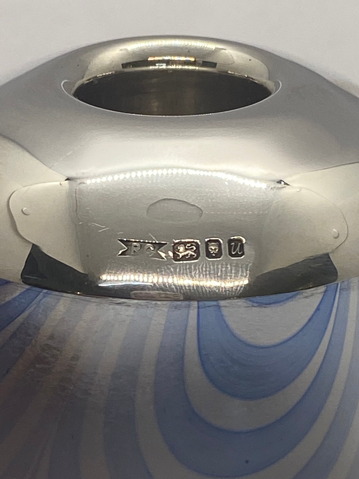 Portacerillas/encendedor británico vintage con vidrio soplado a mano y borde de plata esterlina