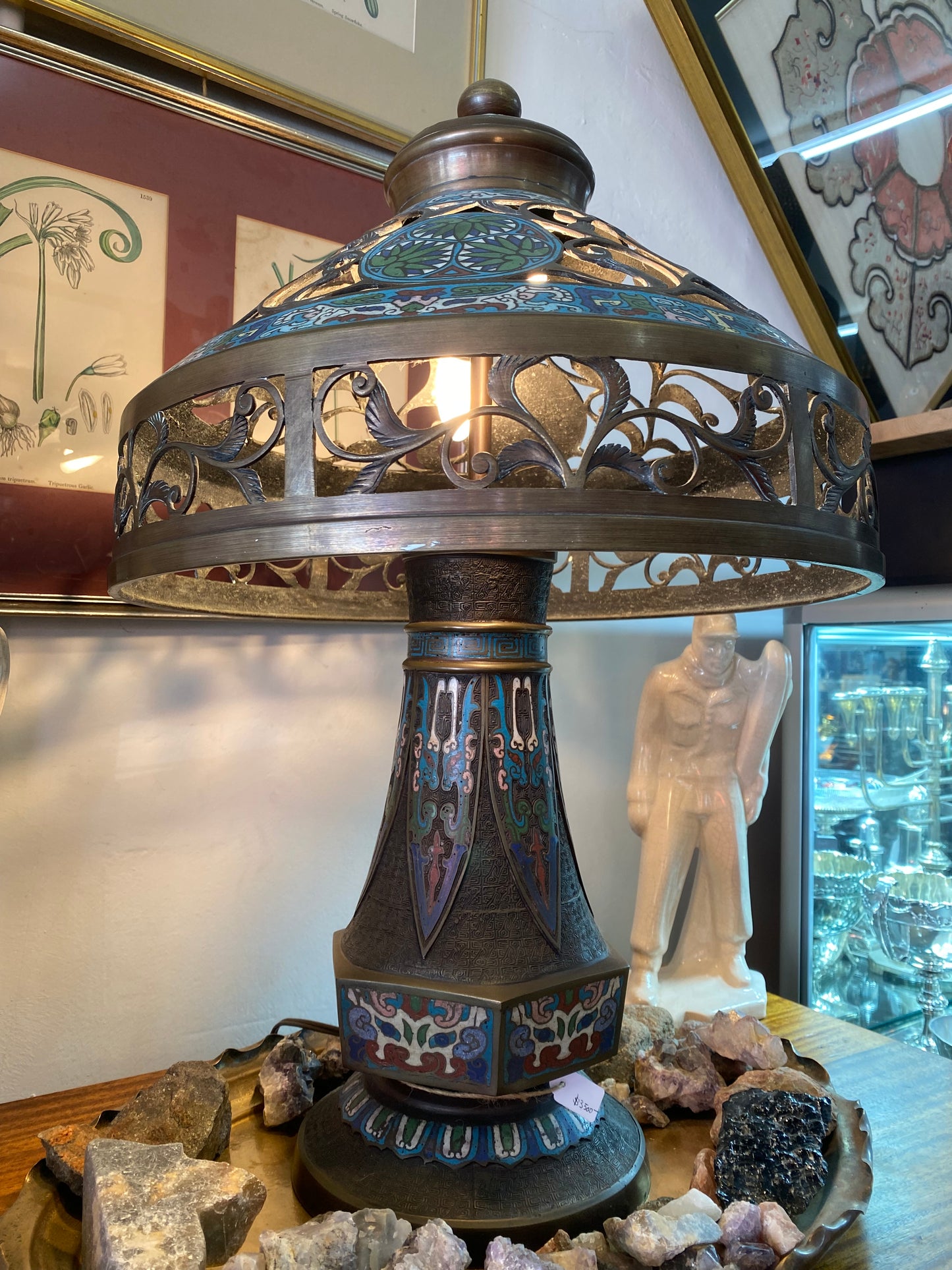 Lámpara del período Meiji de principios del siglo XX con base y pantalla cloisonné extraordinarias