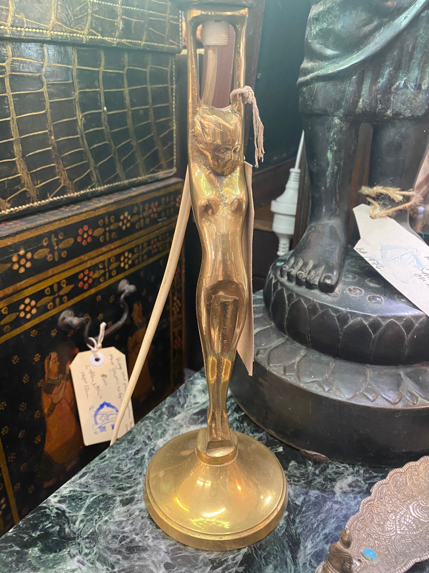 Lámpara Diana Lady de latón Art Déco de la década de 1930 con pantalla de rascacielos poco común
