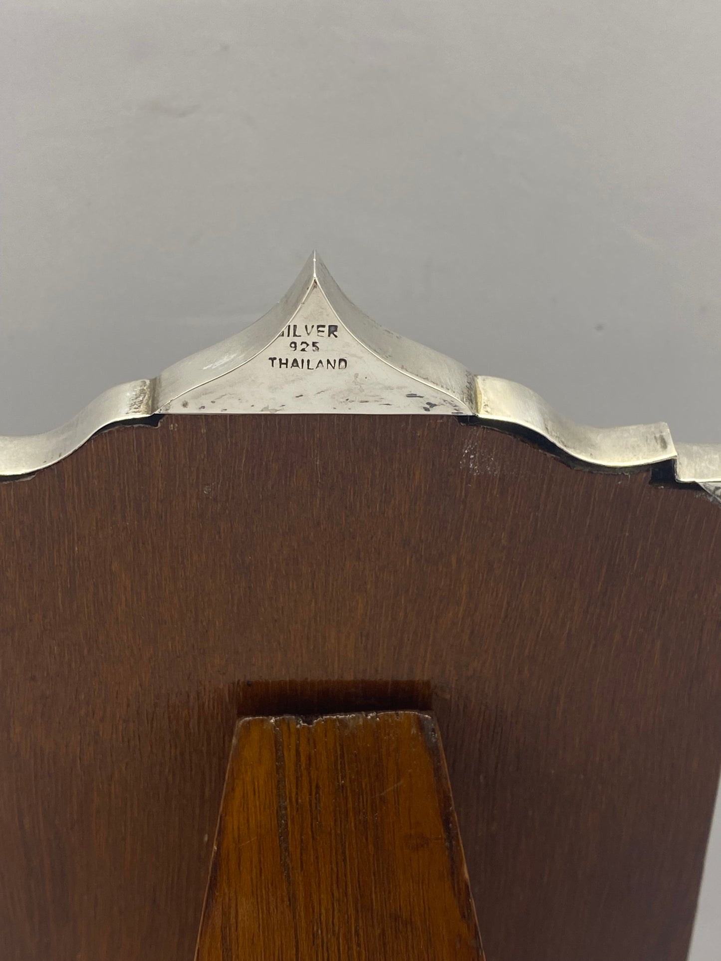 Marco de fotos vintage tailandés de plata de ley con base de madera