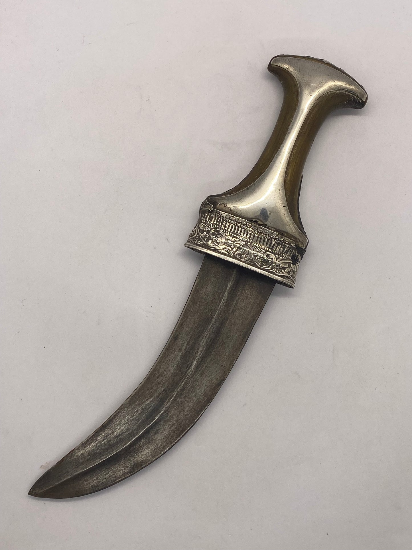 Daga ceremonial Khanjar antigua de plata y cuerno de Omán (Jambiya)