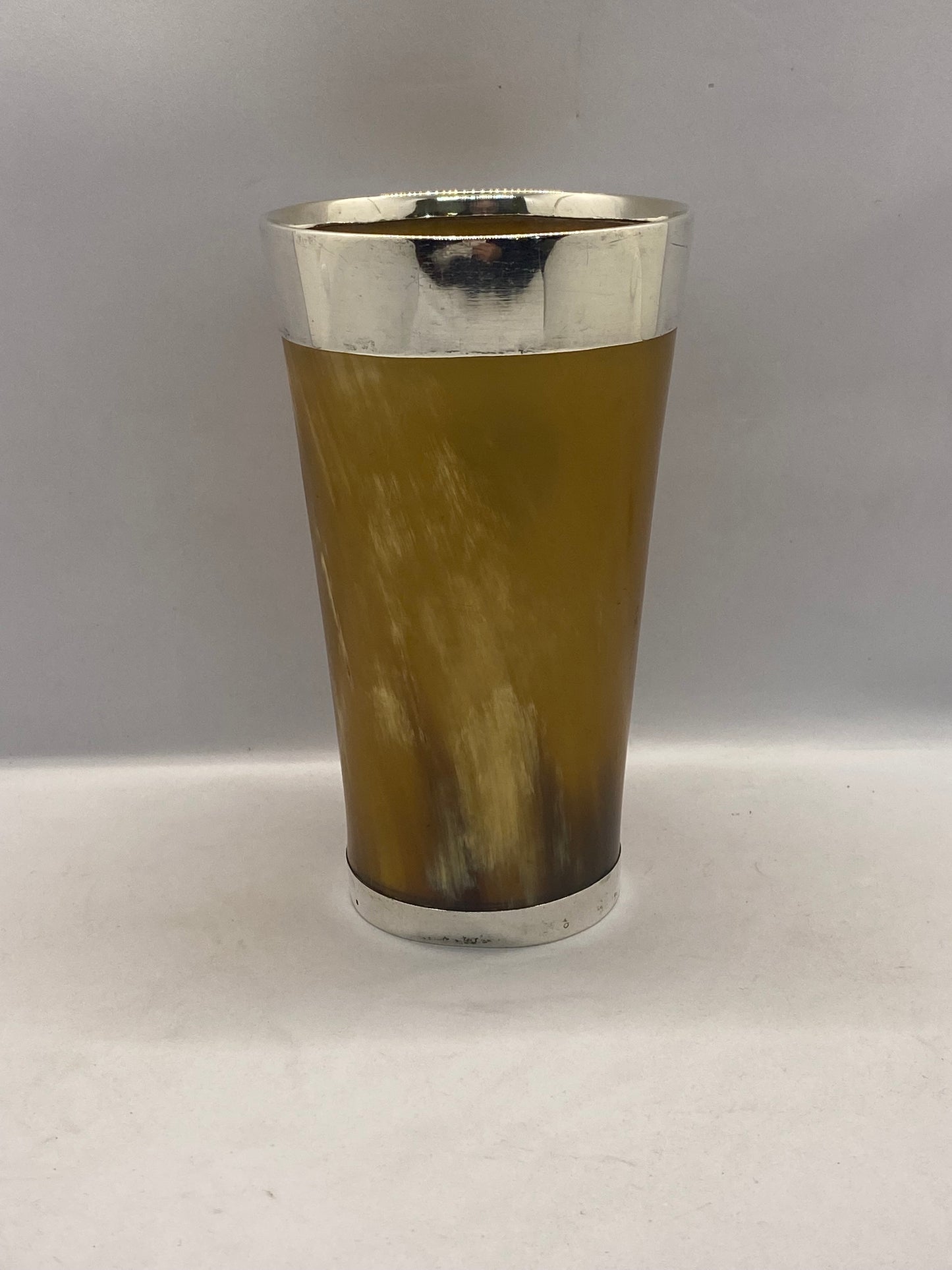 Vaso de cuerno y plata esterlina de George Adams (Chawner & Co.) de la época victoriana