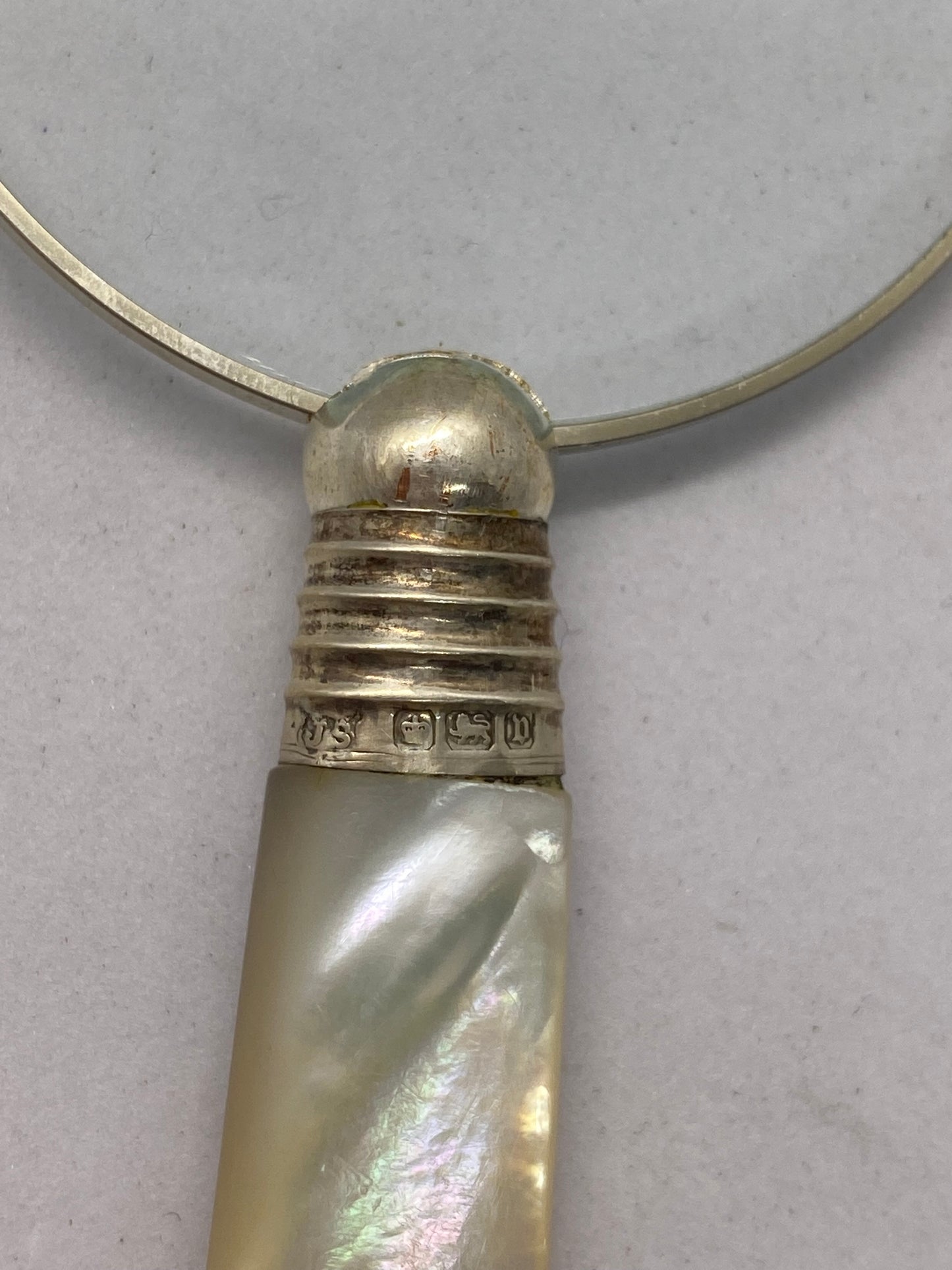Lupa antigua con mango de nácar, circa 1913