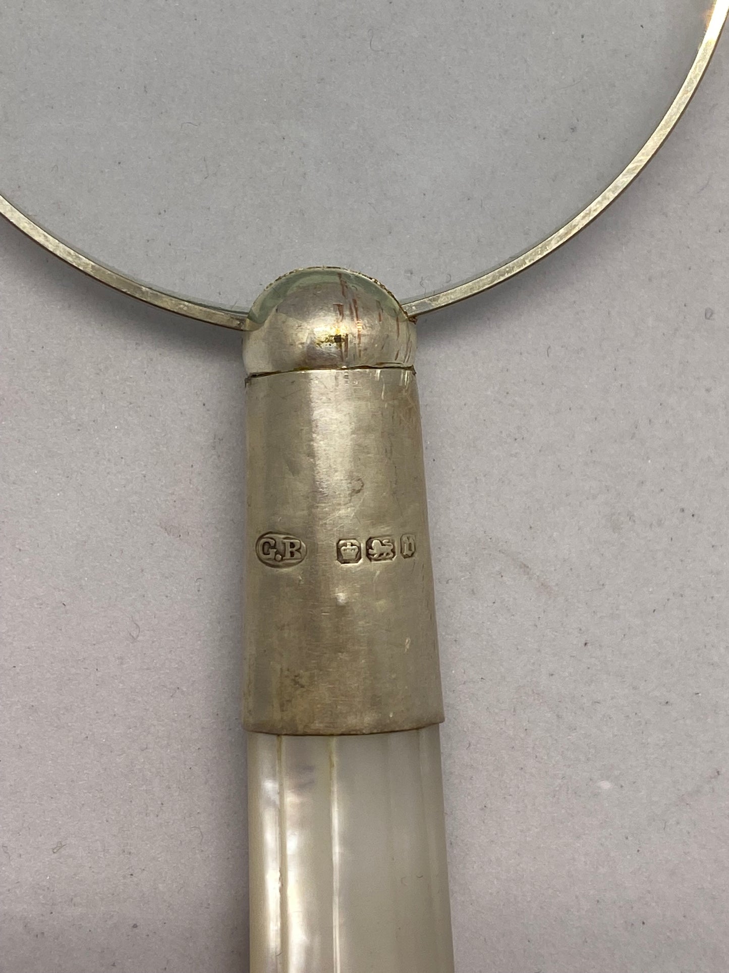 古董珍珠母手柄放大镜,约 1913 年