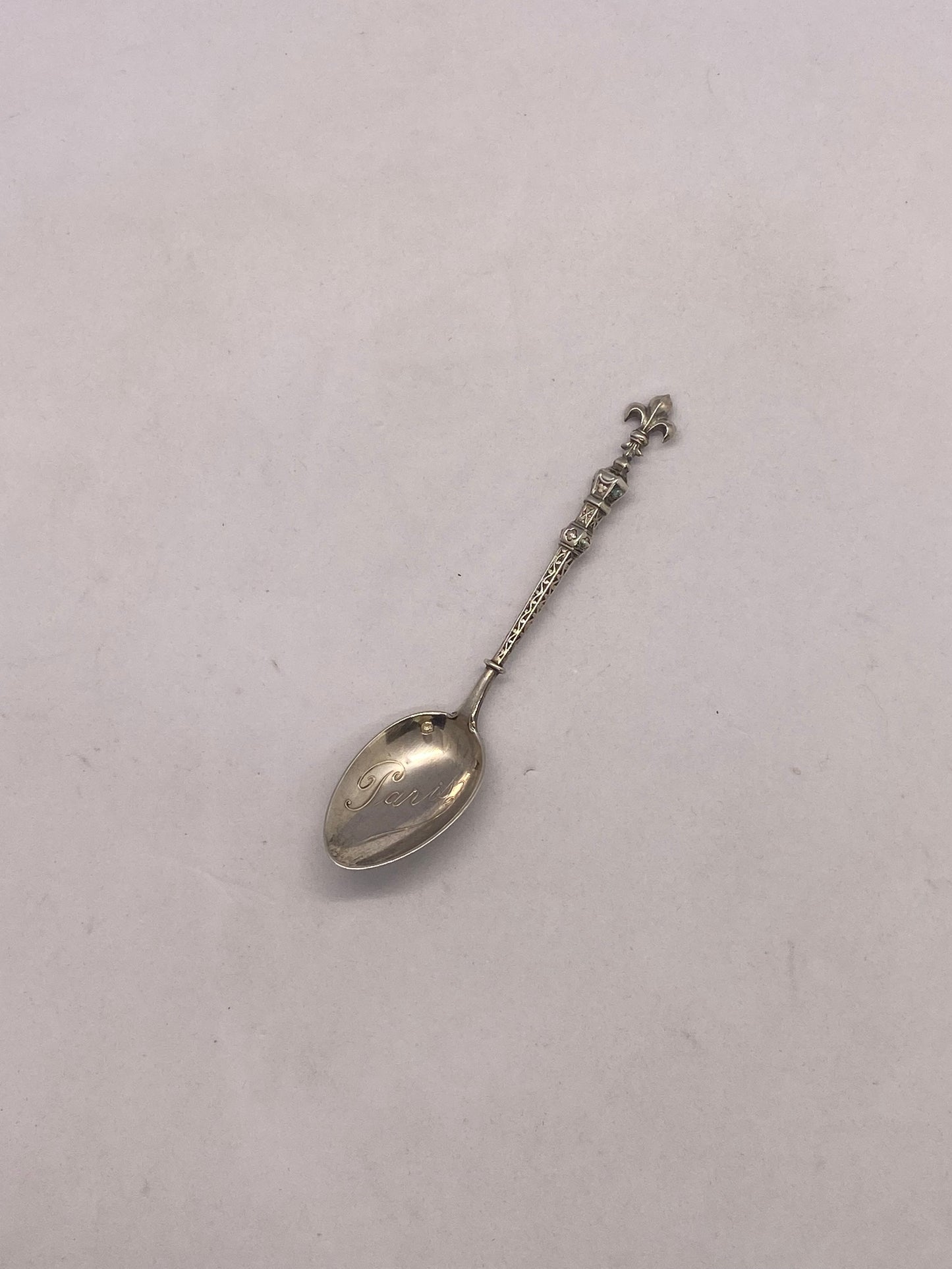 Cuchara de recuerdo francesa antigua de plata .800 con la inscripción "París"