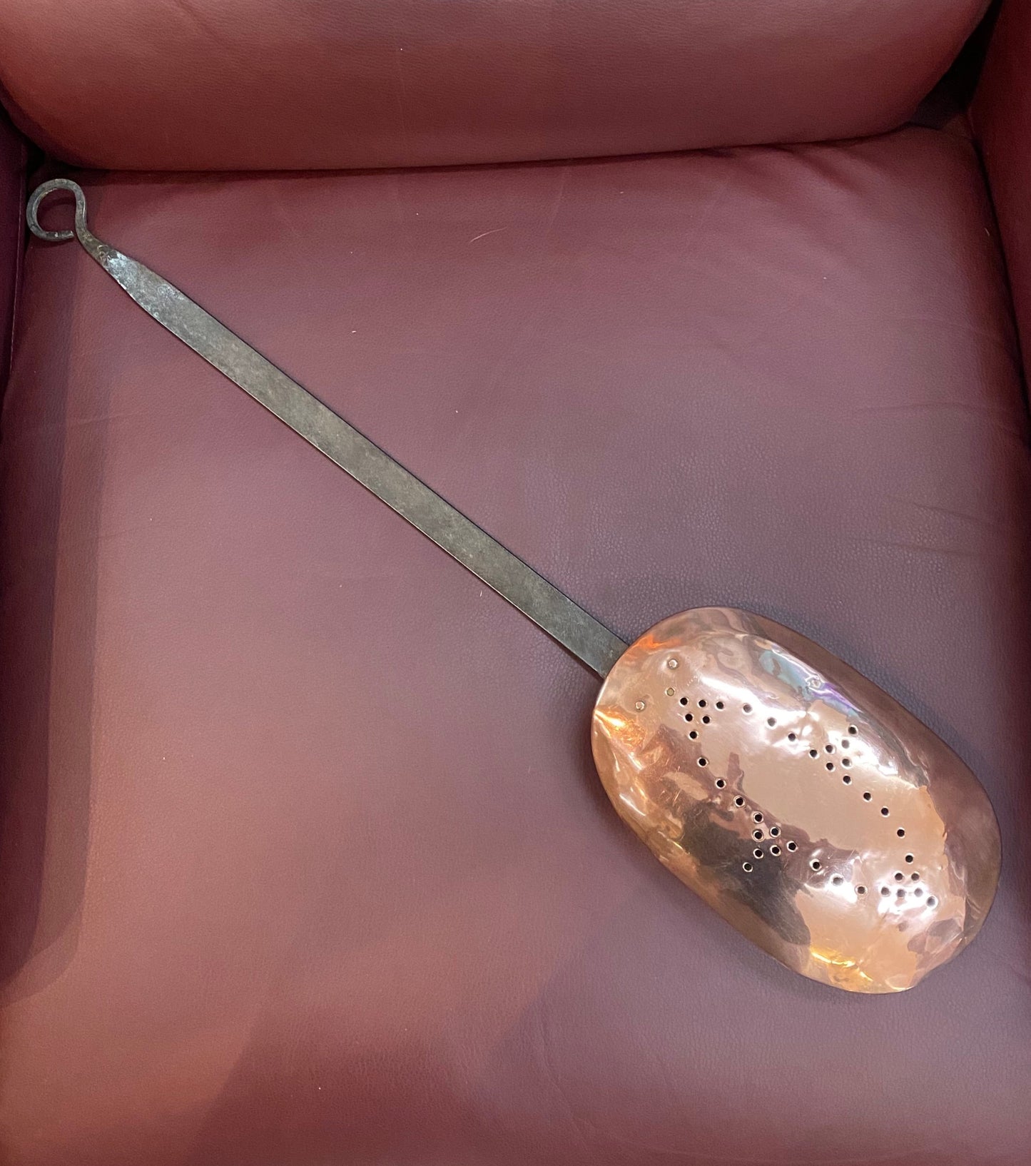 Antigua sartén para asar castañas/calentador de cama de cobre y latón del siglo XIX