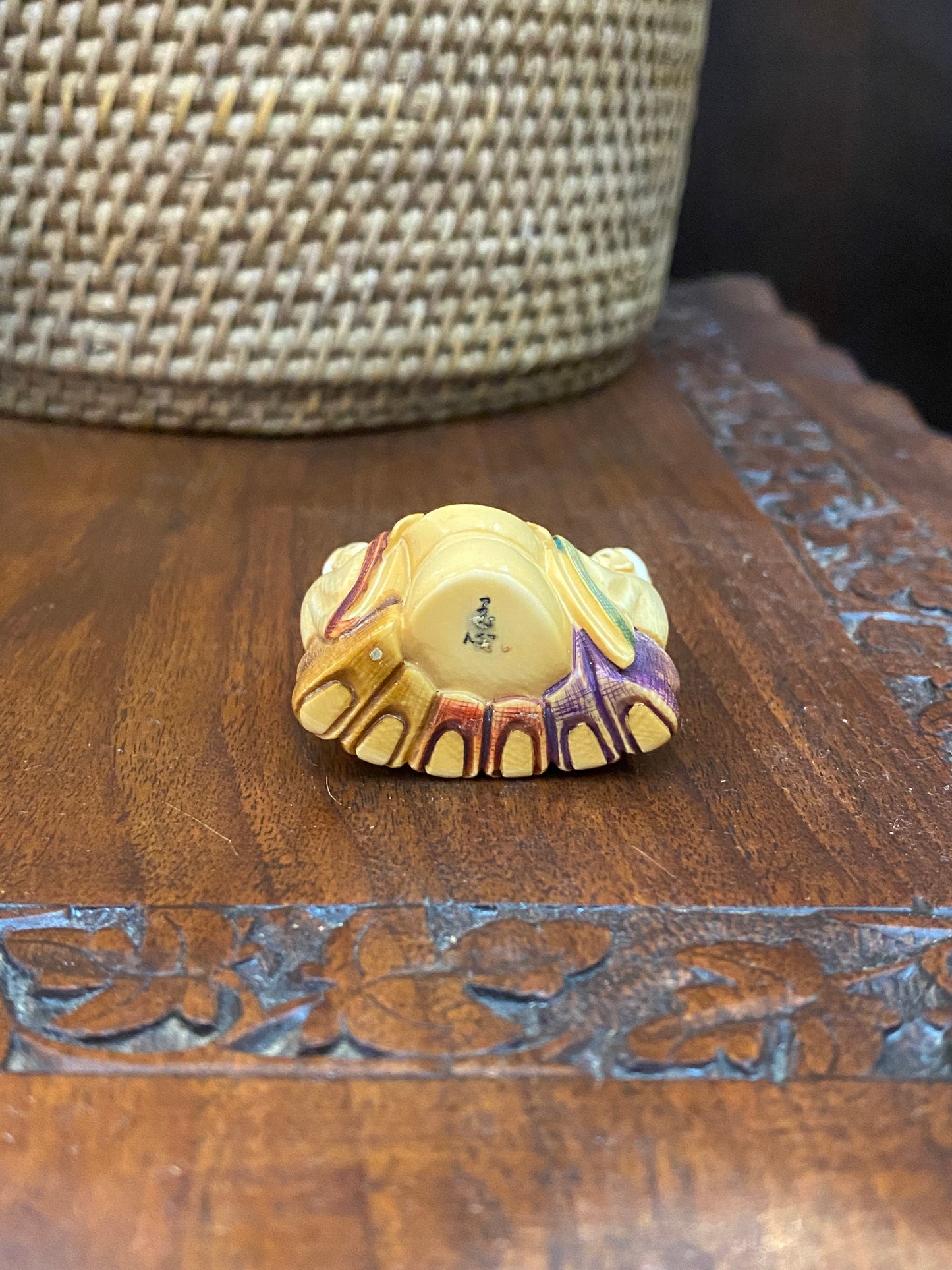 Netsuke japonés antiguo de marfil, Escuela de Tokio, firmado por Yushin 玉心