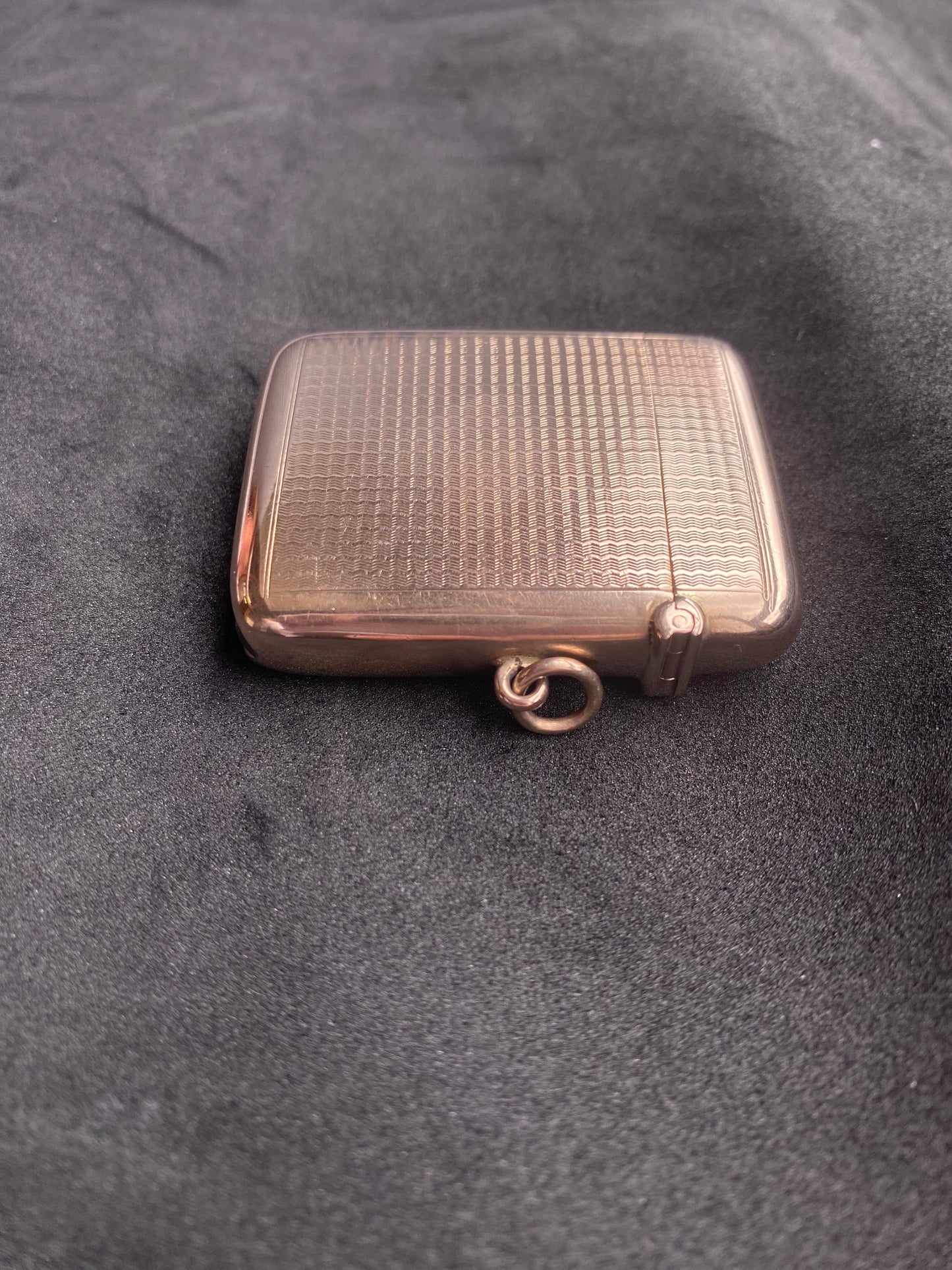 古董 9ct 金 Vesta 表壳,带引擎转动细节