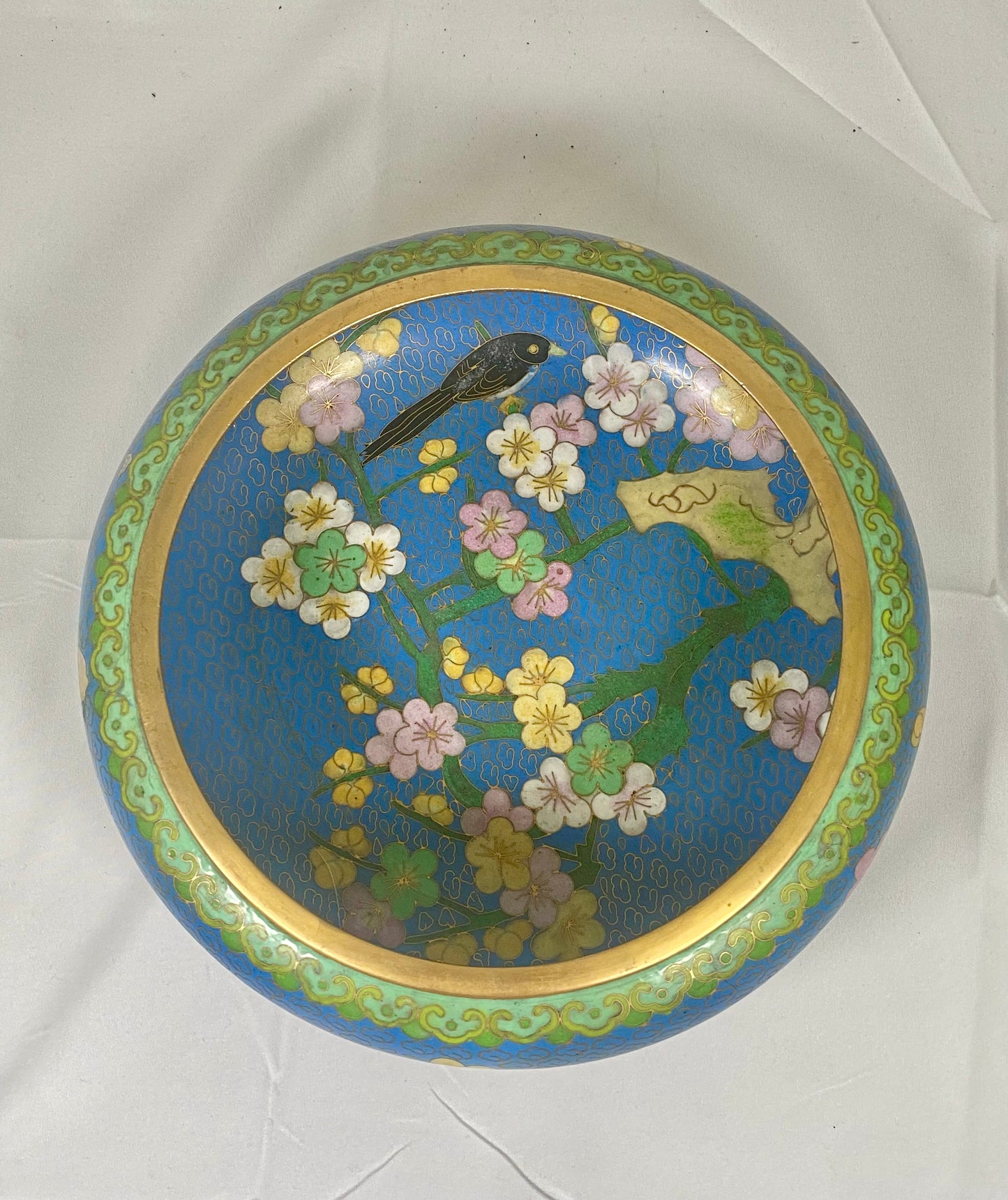 Cuenco chino de cloisonné con flores azules del siglo XX