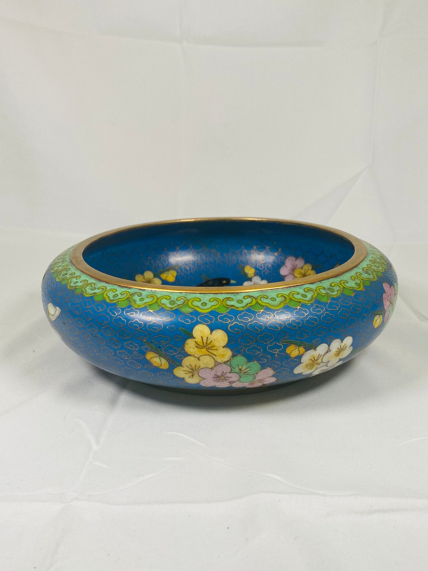 Cuenco chino de cloisonné con flores azules del siglo XX