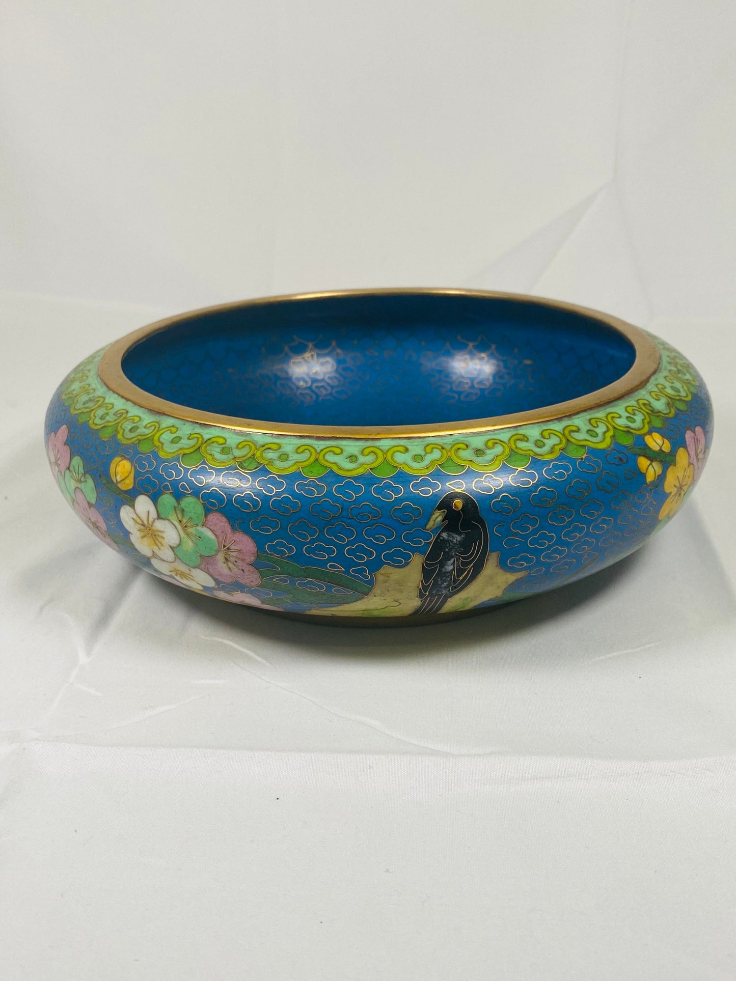 Cuenco chino de cloisonné con flores azules del siglo XX