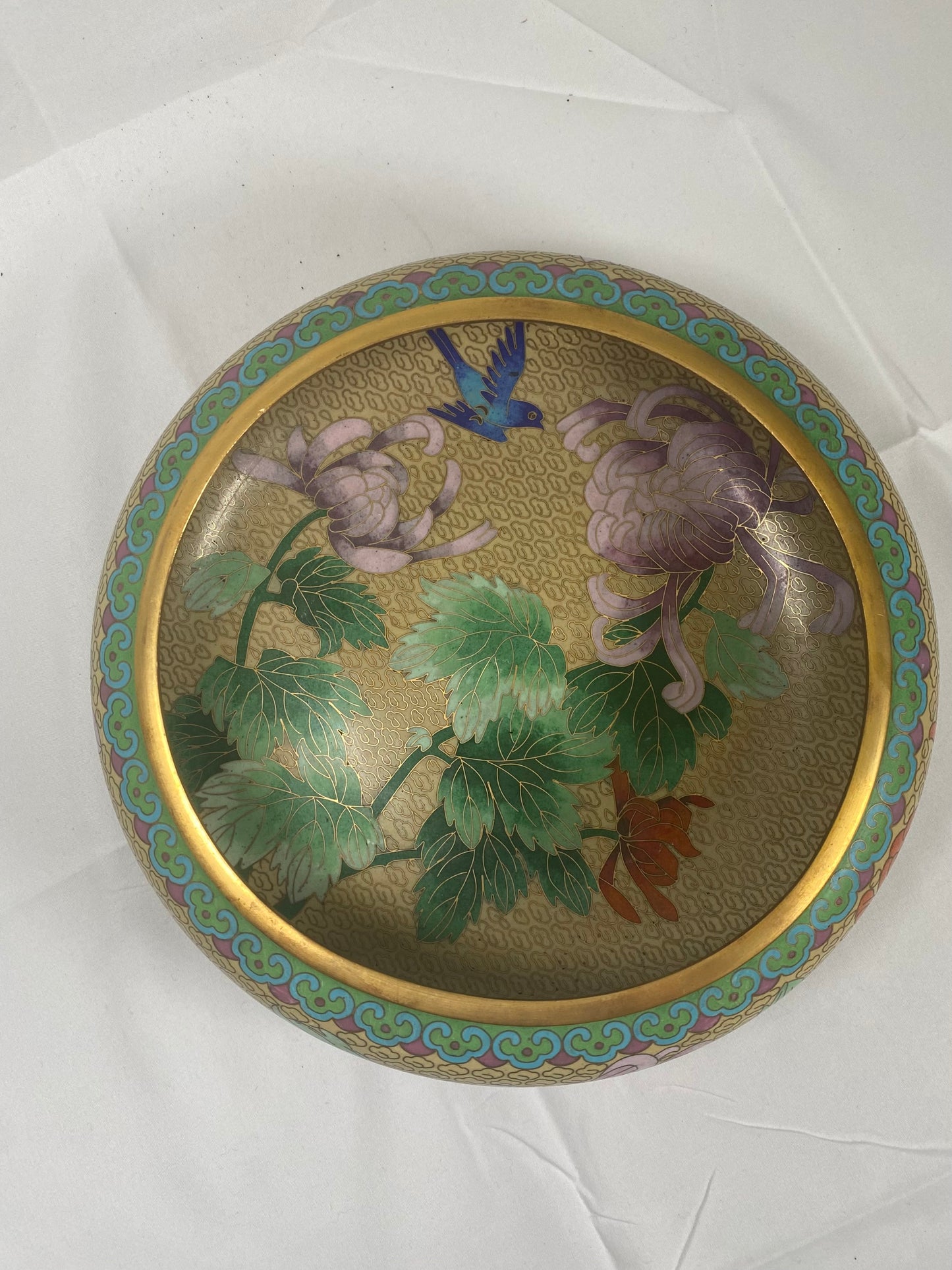 Cuenco chino cloisonné floral amarillo dorado del siglo XX