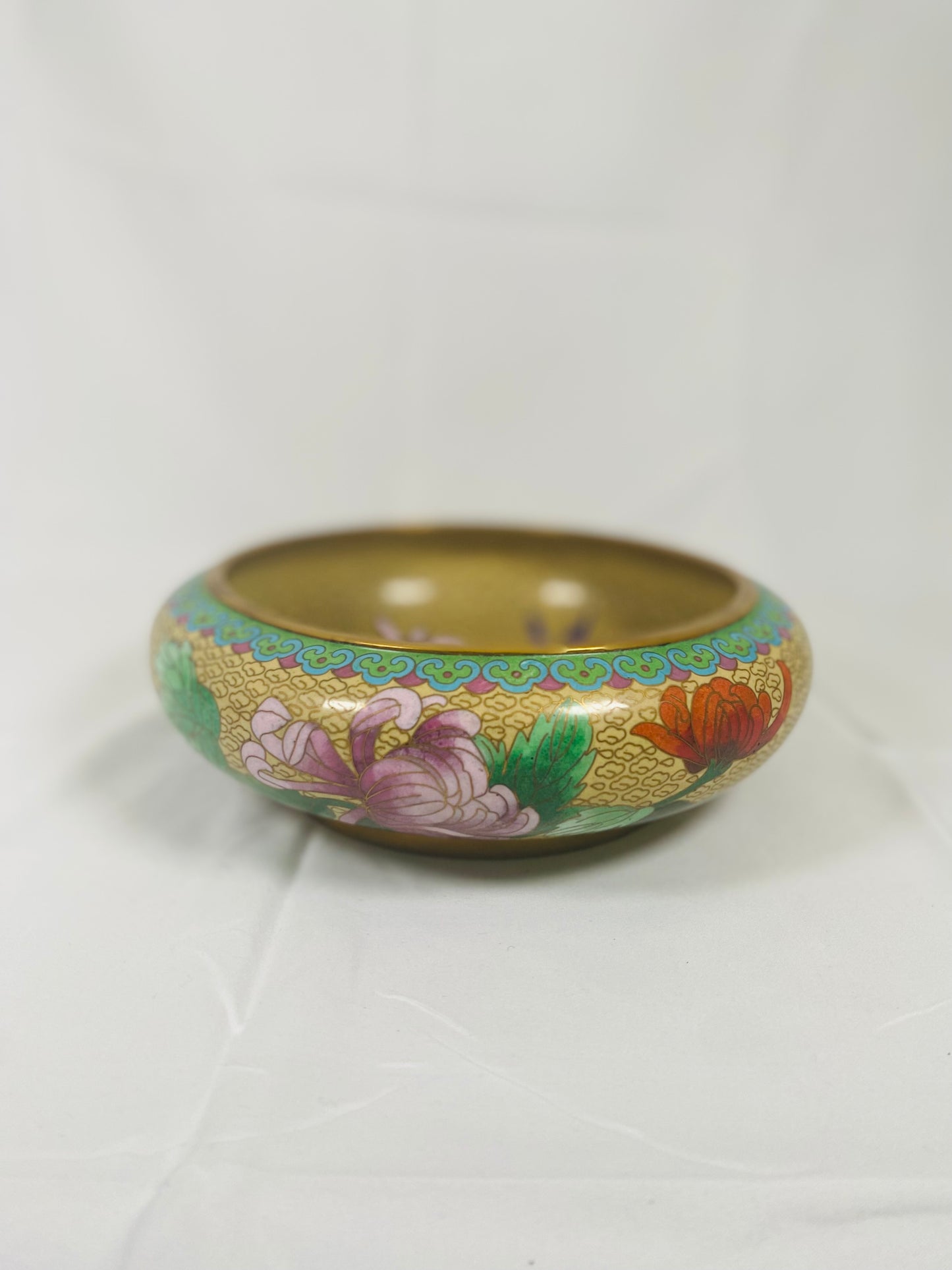 Cuenco chino cloisonné floral amarillo dorado del siglo XX
