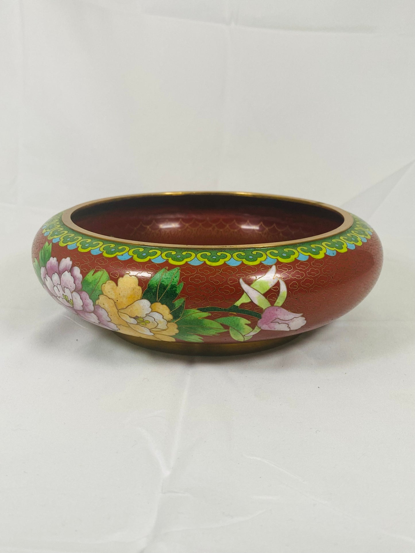 Cuenco chino de cloisonné floral burdeos del siglo XX