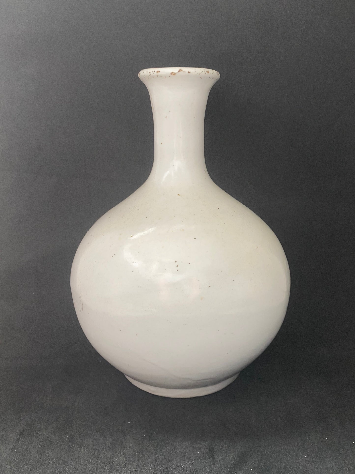 Jarrón de porcelana blanca Baekja de finales de Joseon con base en forma de luna