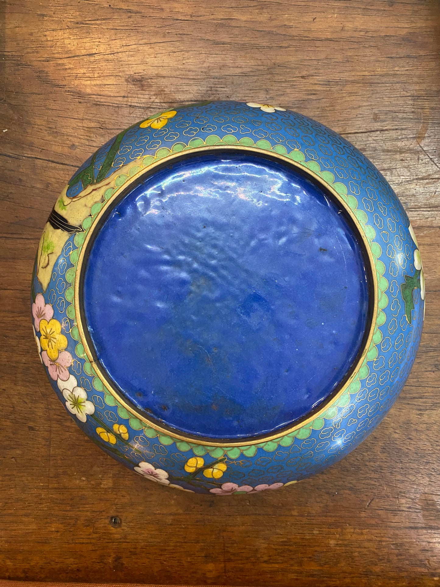 Cuenco chino de cloisonné con flores azules del siglo XX