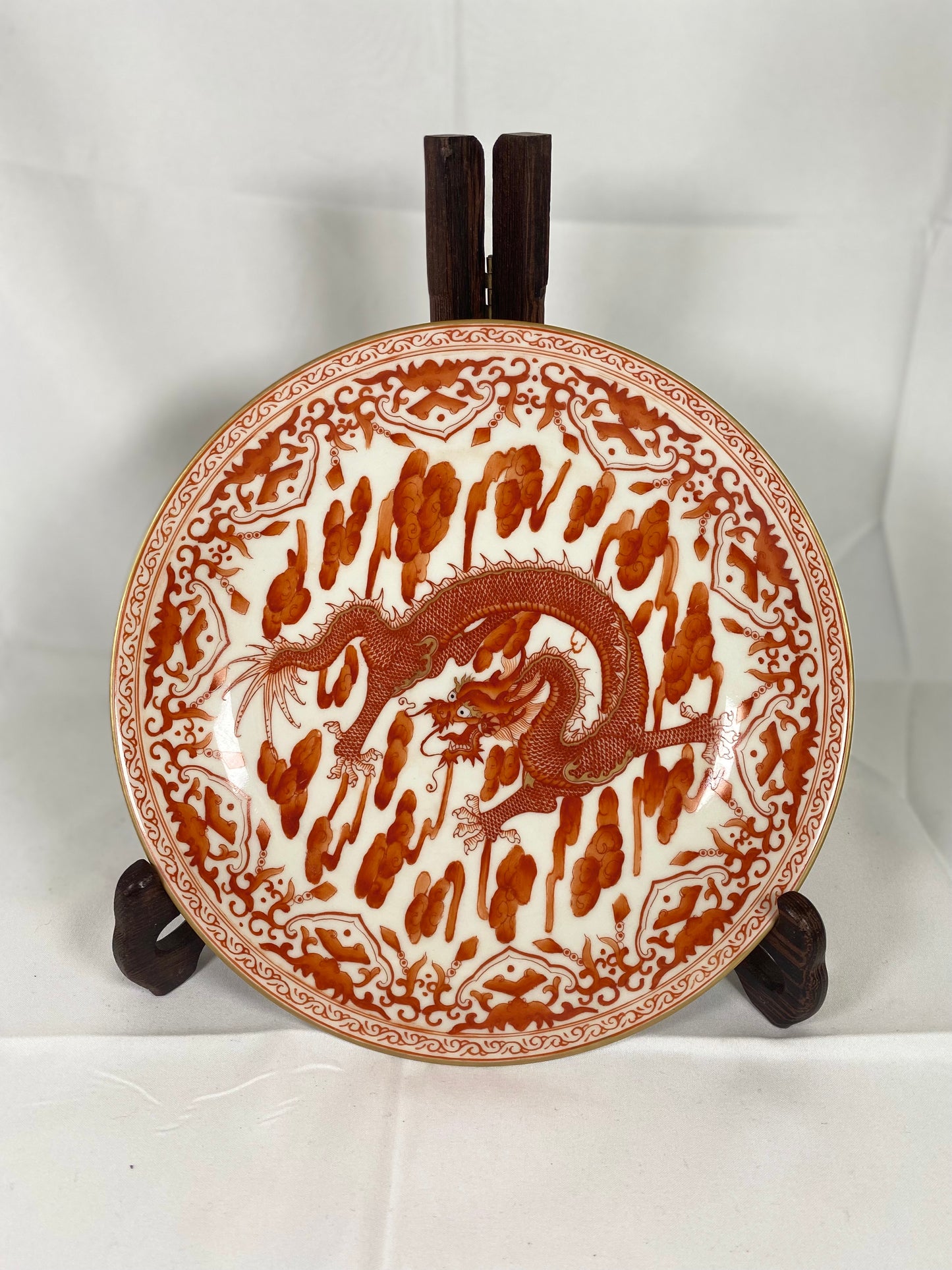 Plato de porcelana de la época de la República China con diseño de dragón y nube en esmalte rojo hierro
