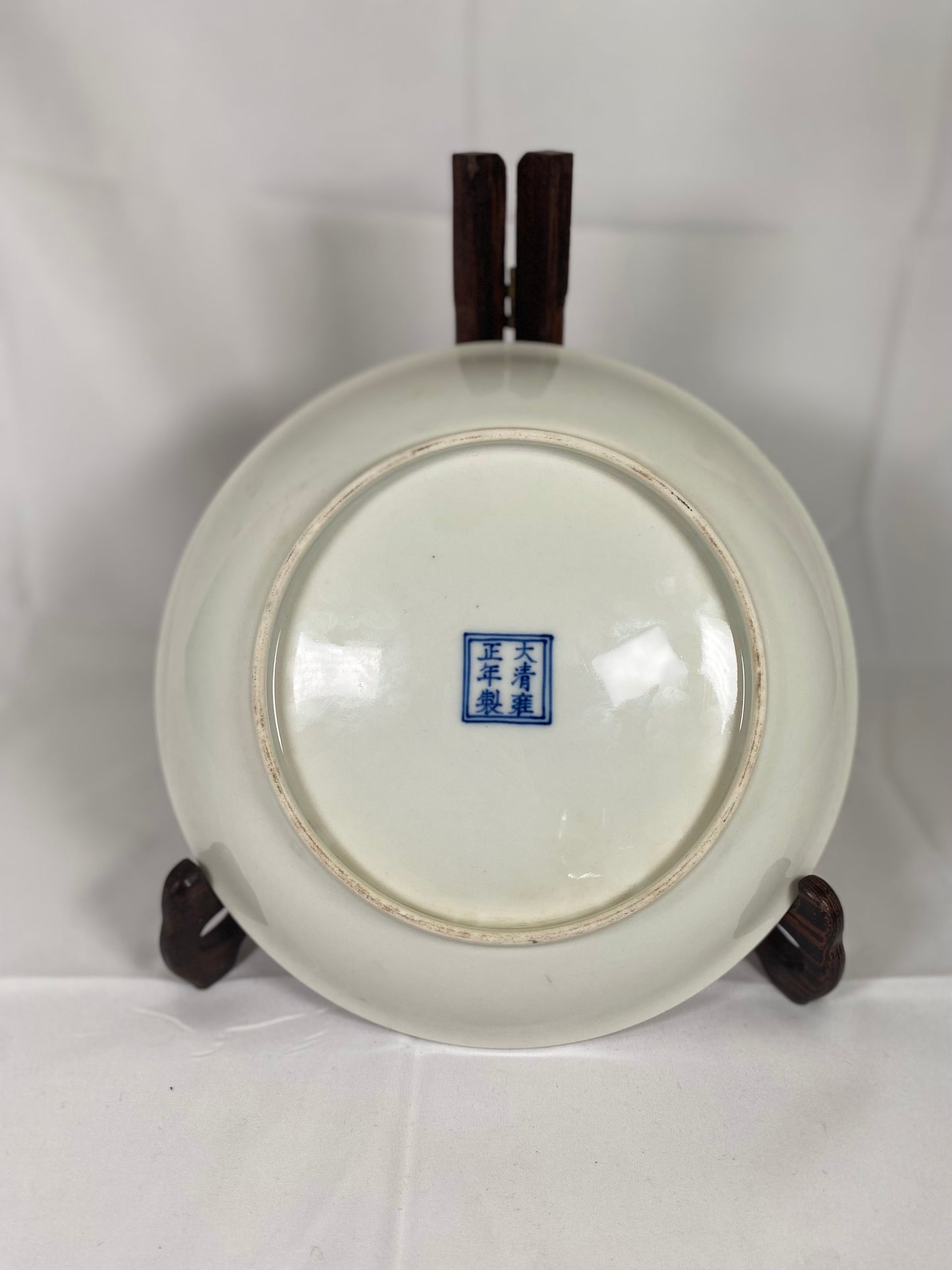 Plato de porcelana de la época de la República China con diseño de dragón y nube en esmalte rojo hierro