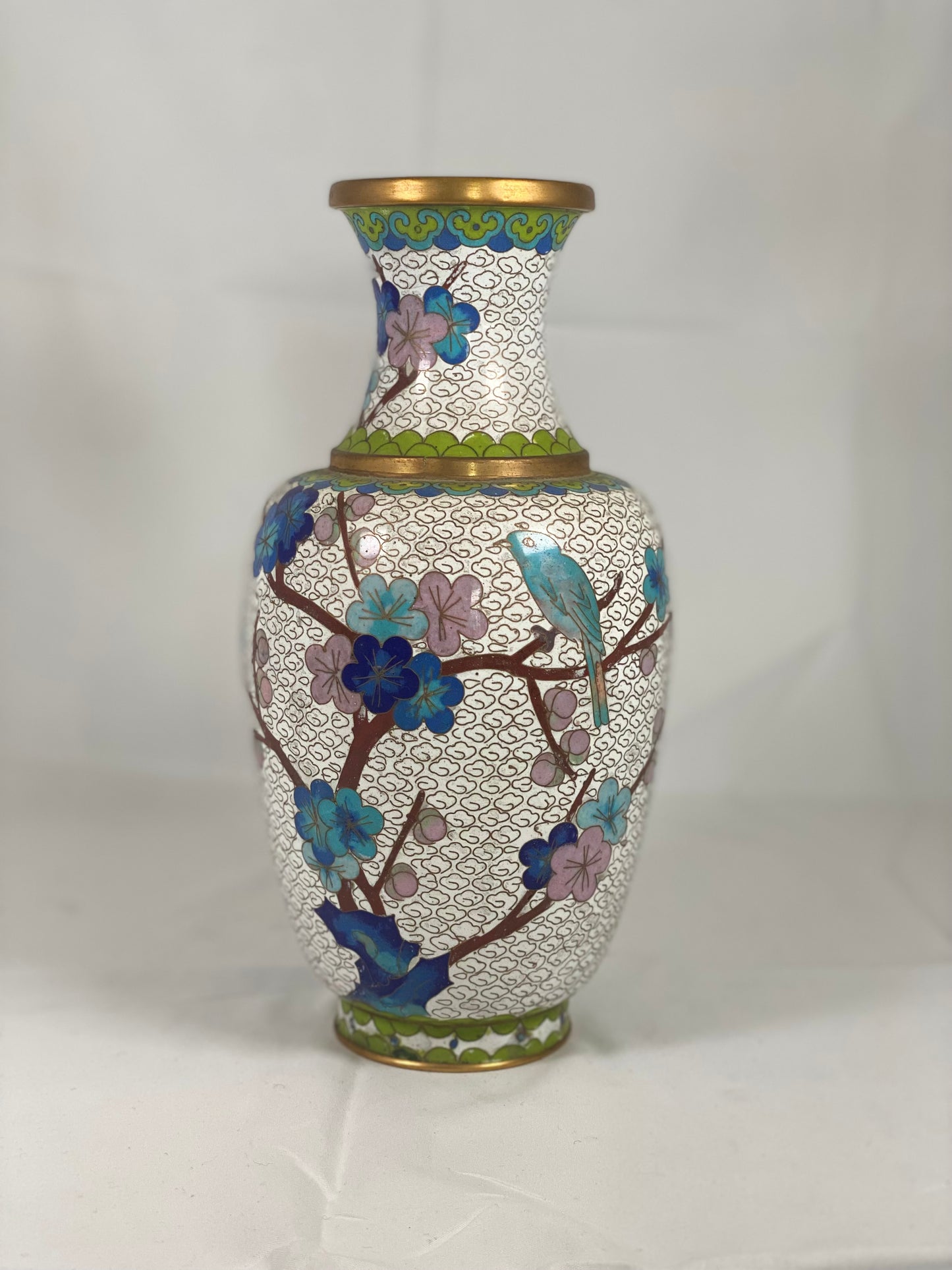 Par de jarrones cloisonné chinos del siglo XX con pájaros y flores