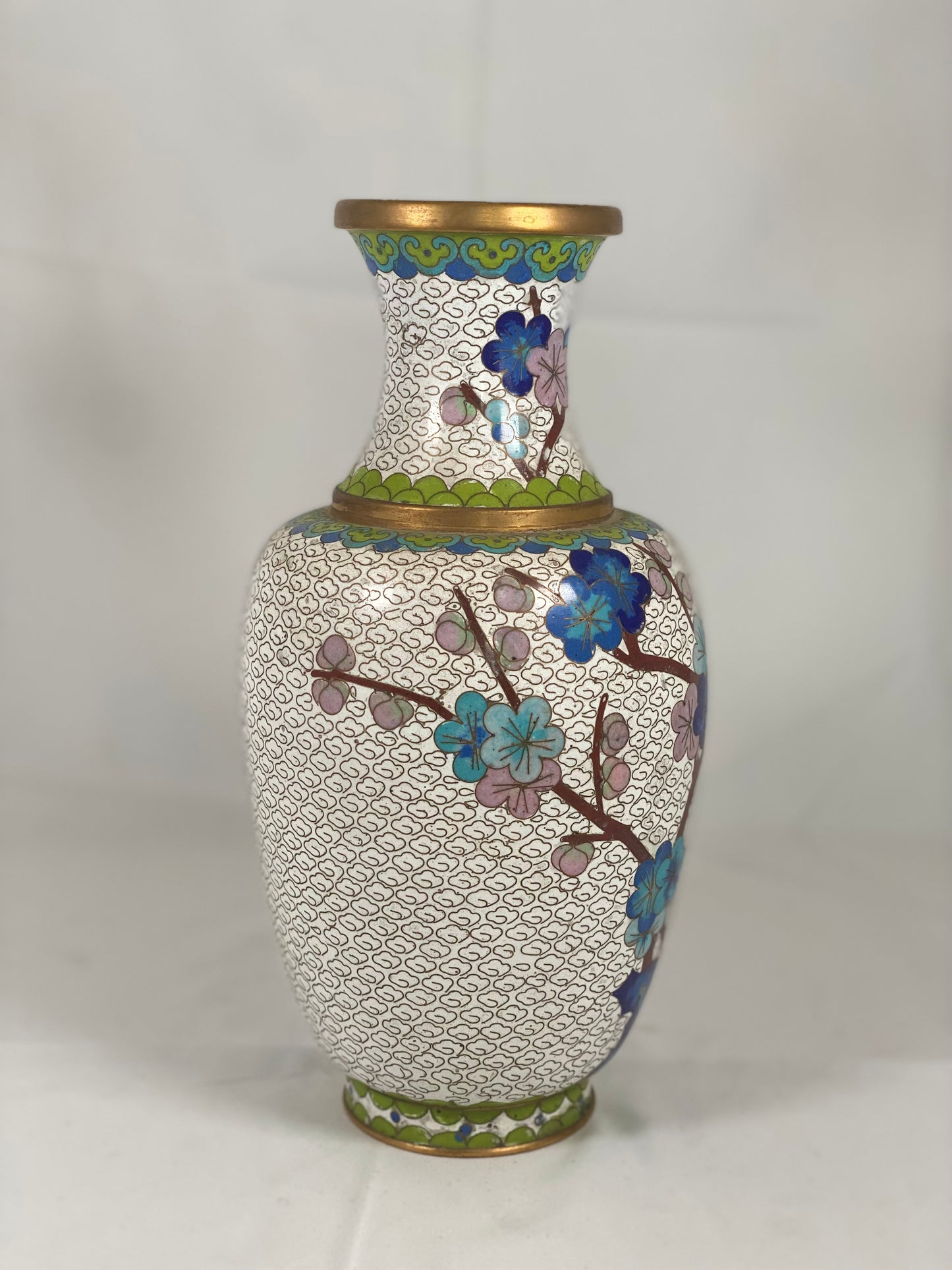 Par de jarrones cloisonné chinos del siglo XX con pájaros y flores