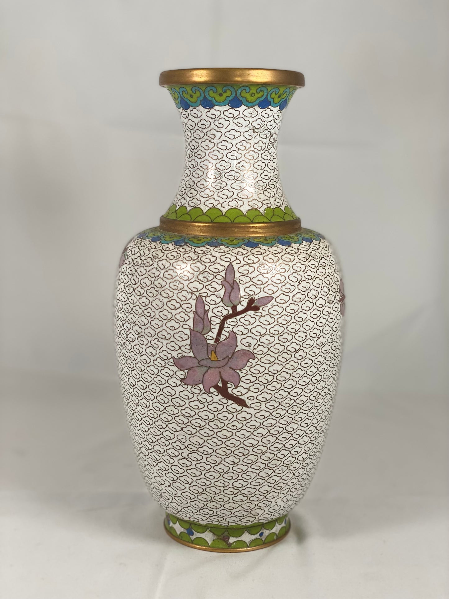 Par de jarrones cloisonné chinos del siglo XX con pájaros y flores
