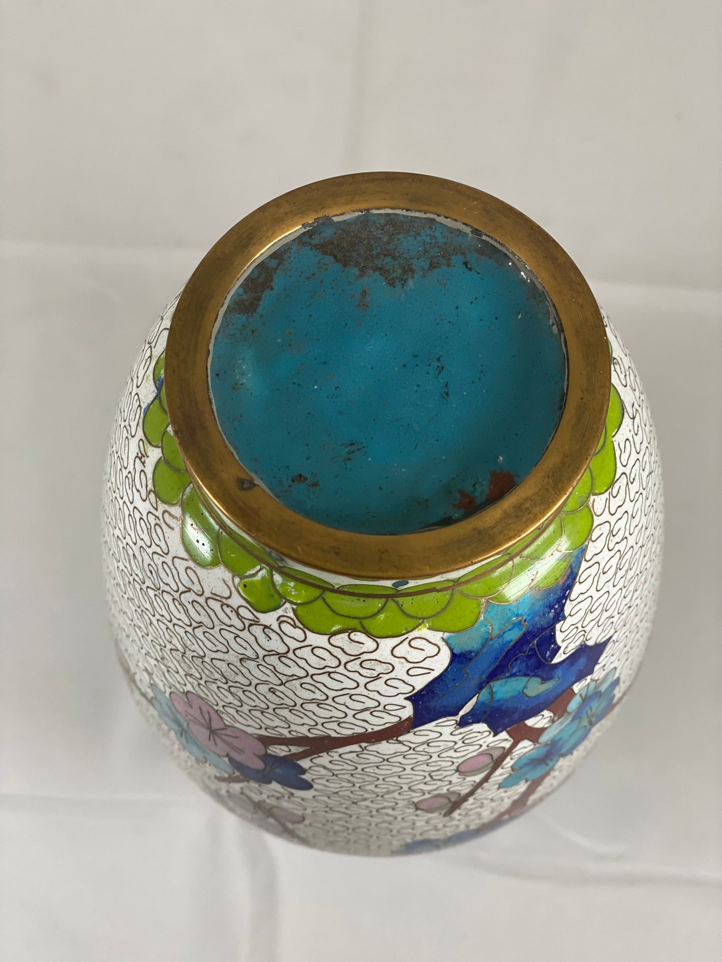 Par de jarrones cloisonné chinos del siglo XX con pájaros y flores
