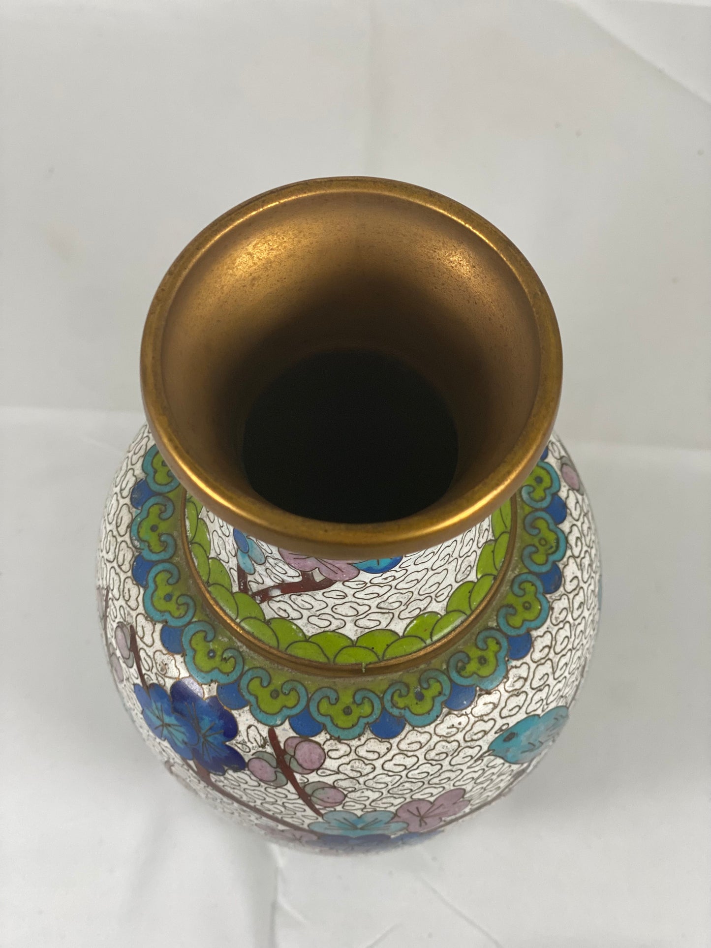 Par de jarrones cloisonné chinos del siglo XX con pájaros y flores