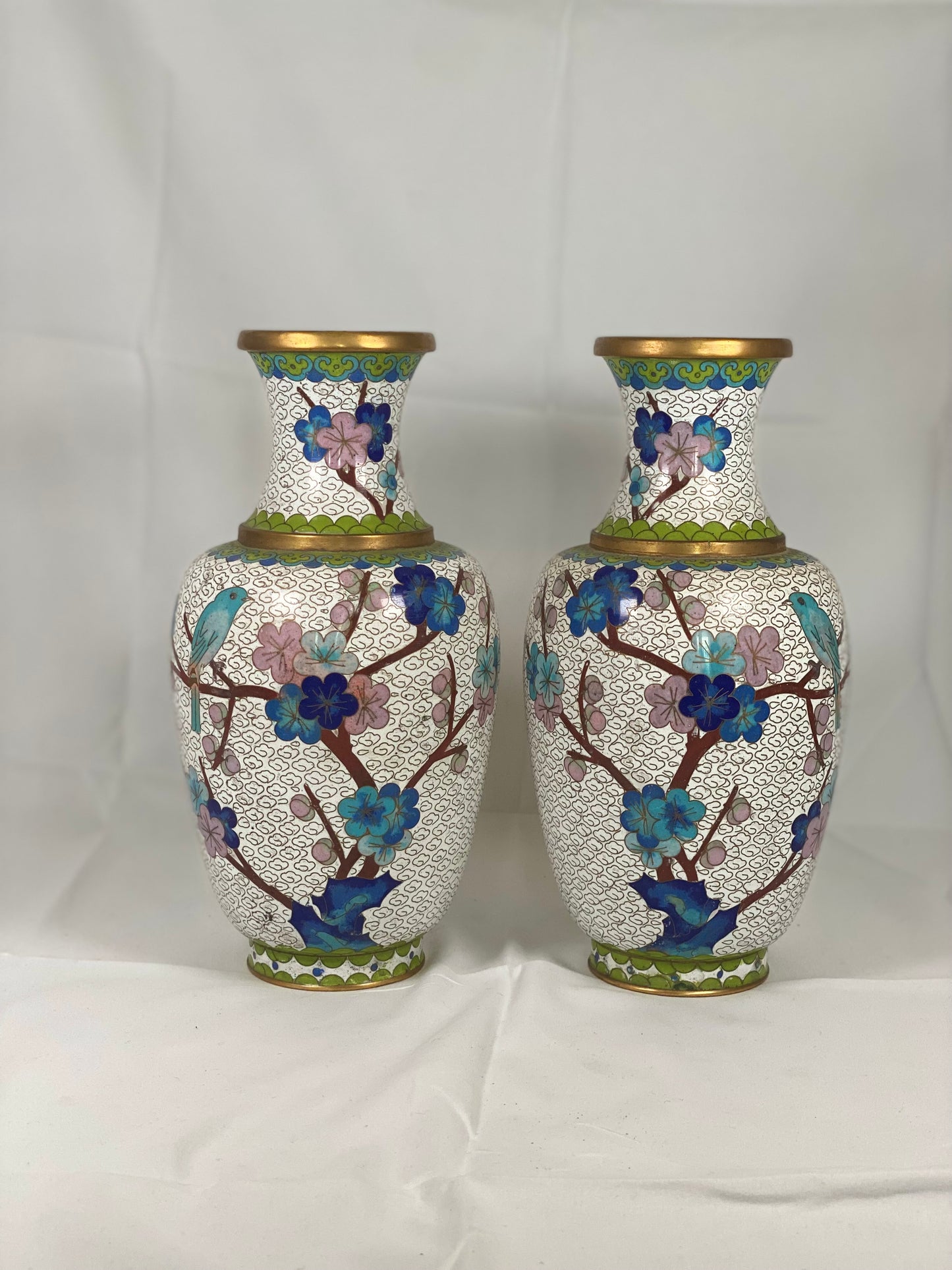Par de jarrones cloisonné chinos del siglo XX con pájaros y flores