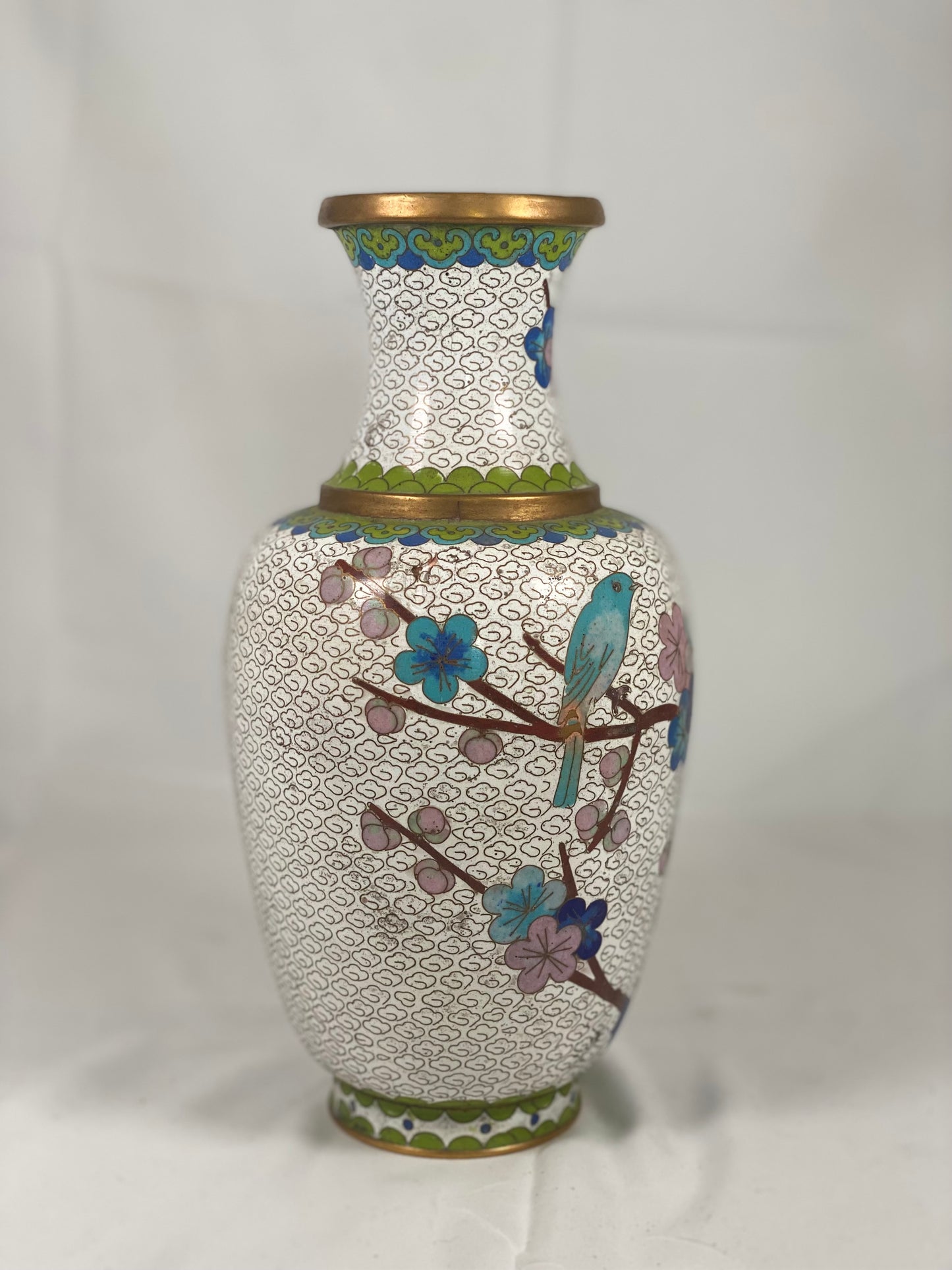 Par de jarrones cloisonné chinos del siglo XX con pájaros y flores