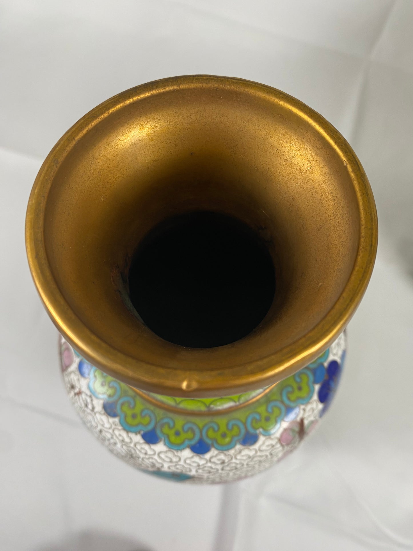 Par de jarrones cloisonné chinos del siglo XX con pájaros y flores