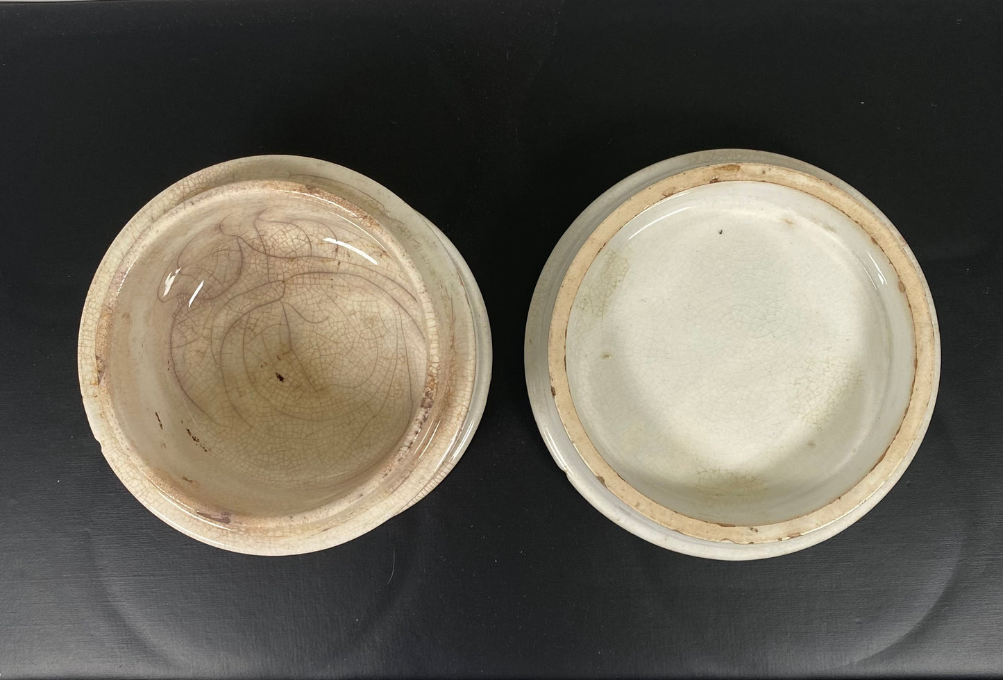 Tapa y base de olla Prattware "Te veo, muchacho", de mediados del siglo XIX