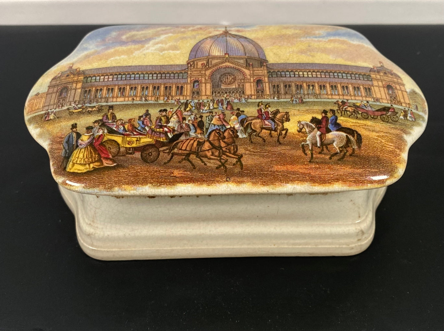 Tapa y base de olla Prattware "Alexandra Palace" de finales del siglo XIX