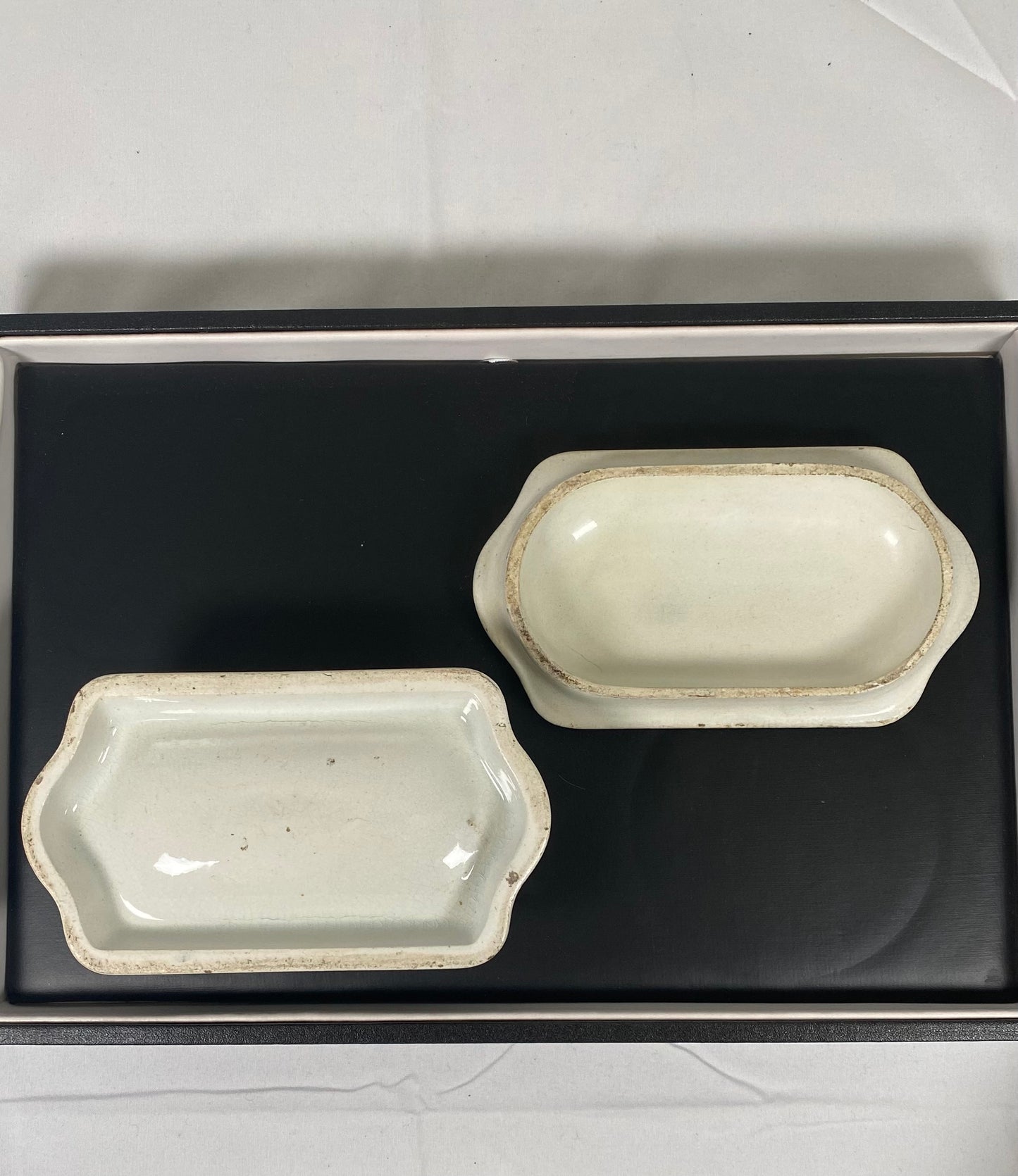 Escena de caza de mediados del siglo XIX según la tapa y base de olla Philips Wouwerman Prattware