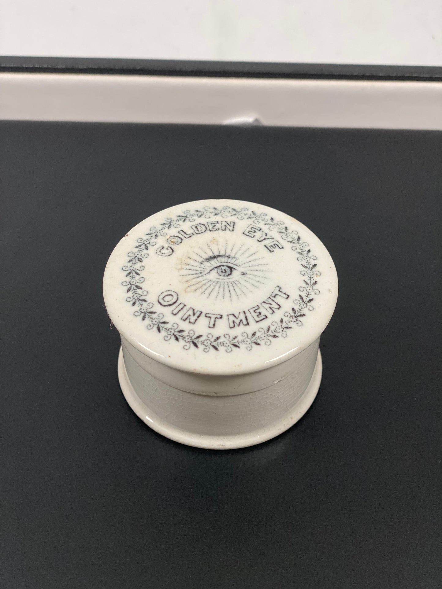 Frasco con tapa de boticario victoriano del siglo XIX, con transferencia de loza, para ungüento de ojos dorados