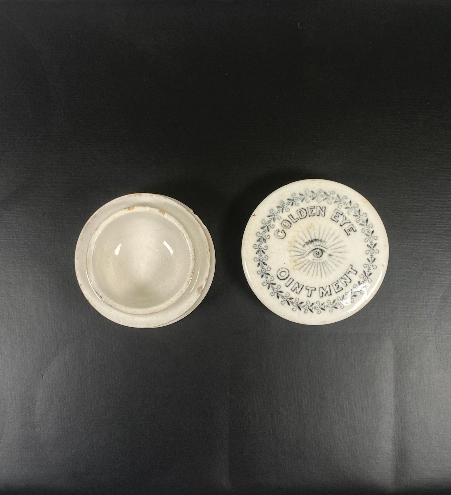 Frasco con tapa de boticario victoriano del siglo XIX, con transferencia de loza, para ungüento de ojos dorados