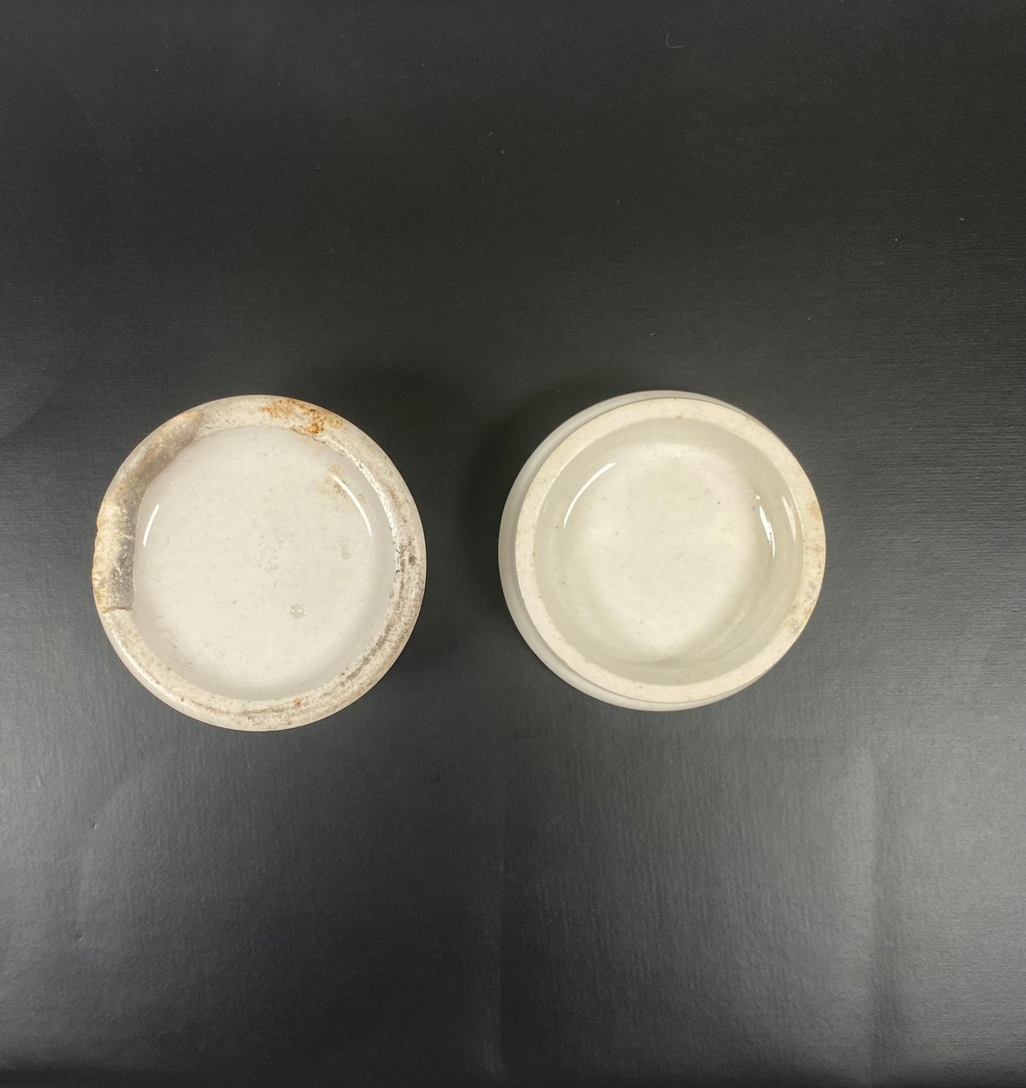 Frasco con tapa de boticario victoriano del siglo XIX, con transferencia de loza, para ungüento de ojos dorados