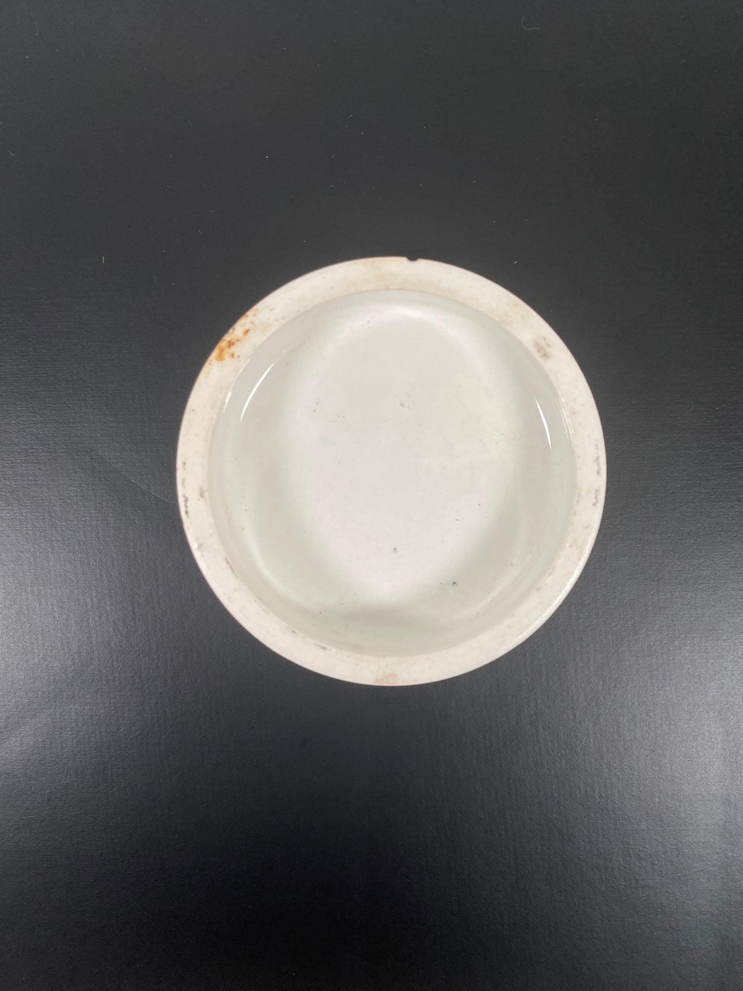 Tapa de bote de crema fría de loza de boticario victoriano del siglo XIX, con motivo de movimiento estético