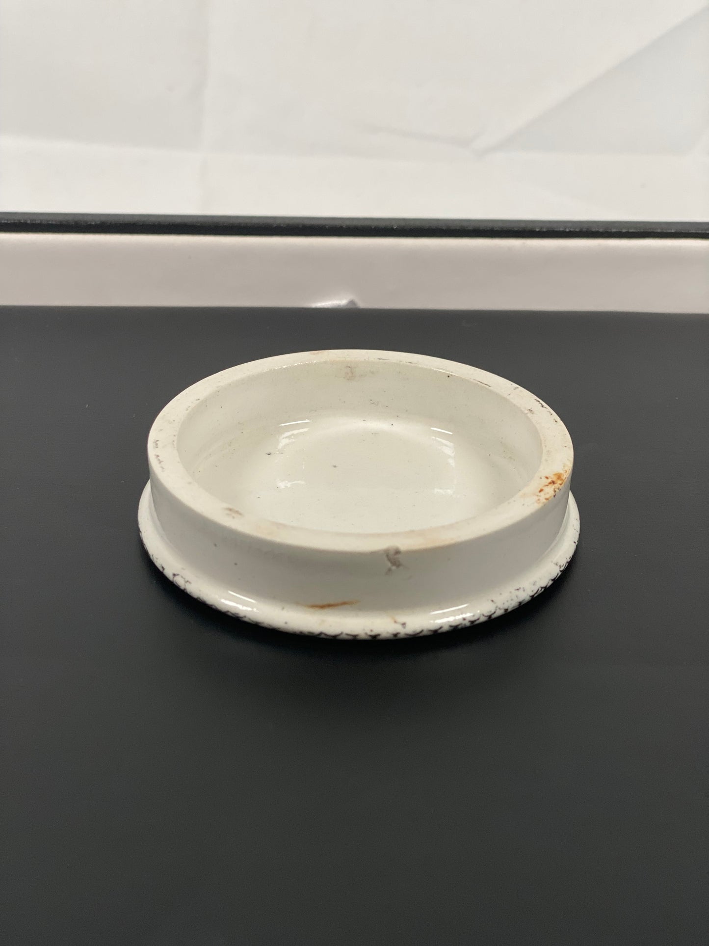 Tapa de bote de crema fría de loza de boticario victoriano del siglo XIX, con motivo de movimiento estético