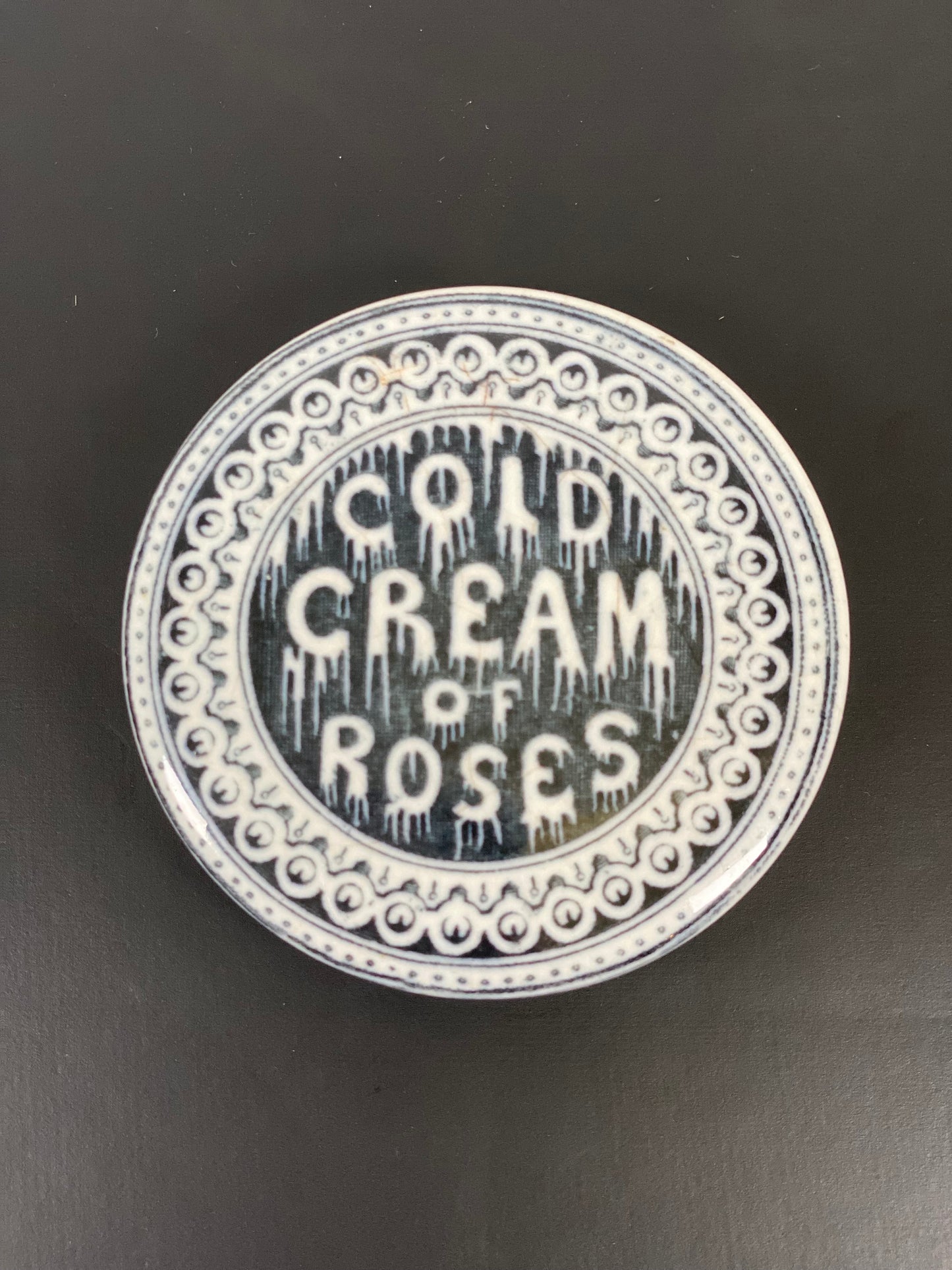 Tapa de bote de crema fría de rosas, estilo boticario victoriano del siglo XIX, con motivos de carámbanos o derretidos