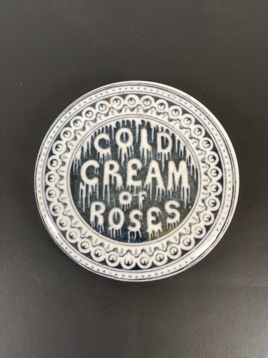 Tapa de bote de crema fría de rosas, estilo boticario victoriano del siglo XIX, con motivos de carámbanos o derretidos