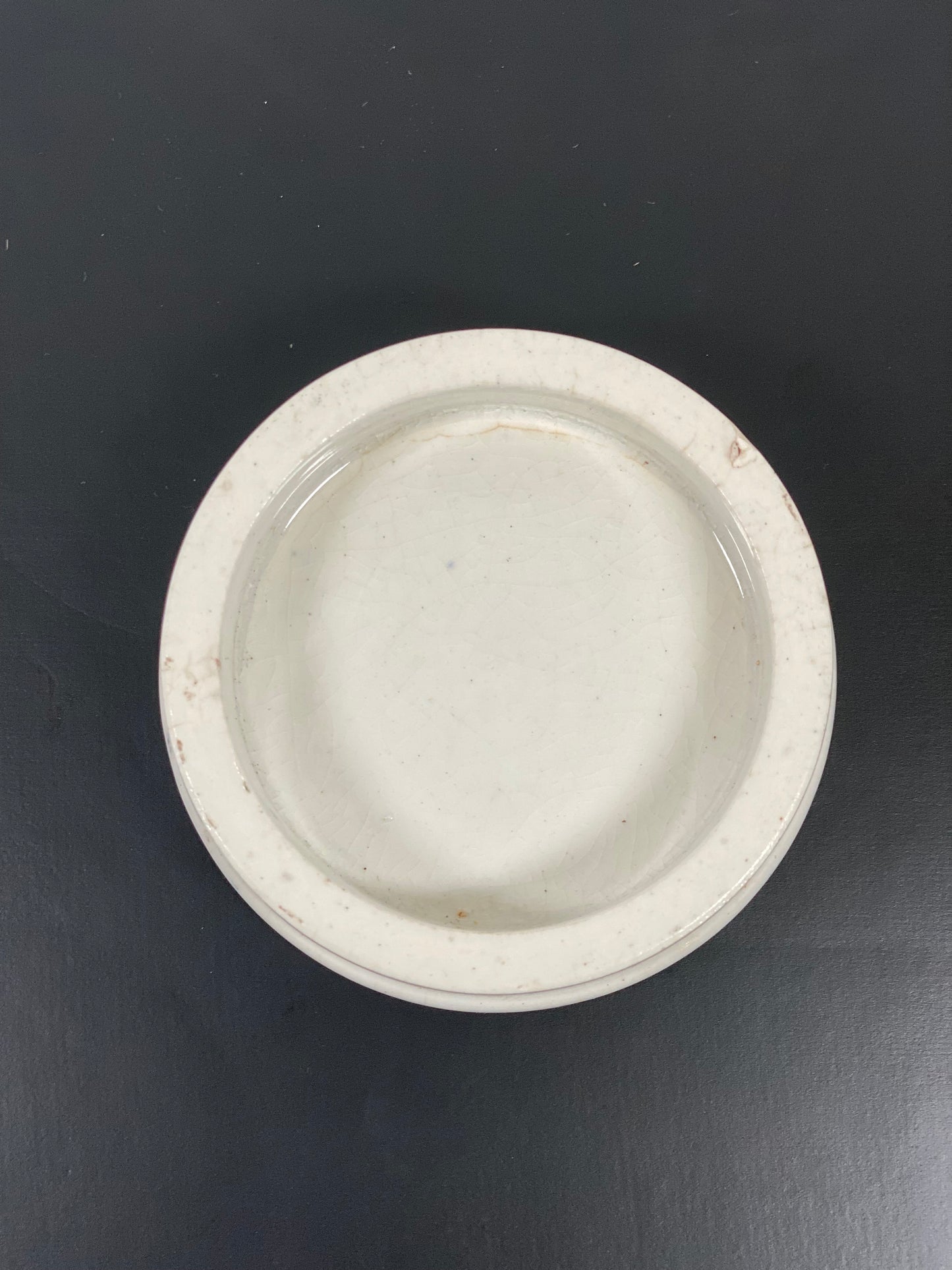 Tapa de bote de crema fría de rosas, estilo boticario victoriano del siglo XIX, con motivos de carámbanos o derretidos