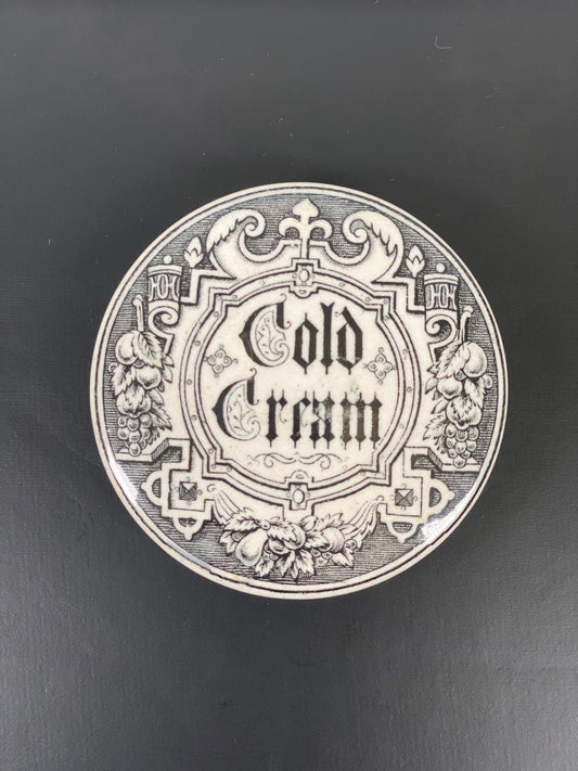Tapa de bote para crema fría de boticario victoriano del siglo XIX, con letras góticas.