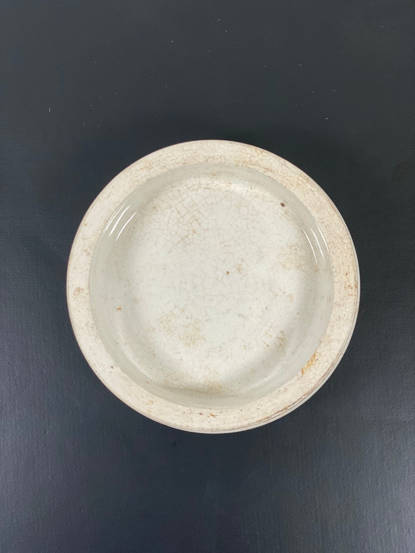 Tapa de bote para crema fría de boticario victoriano del siglo XIX, con letras góticas.