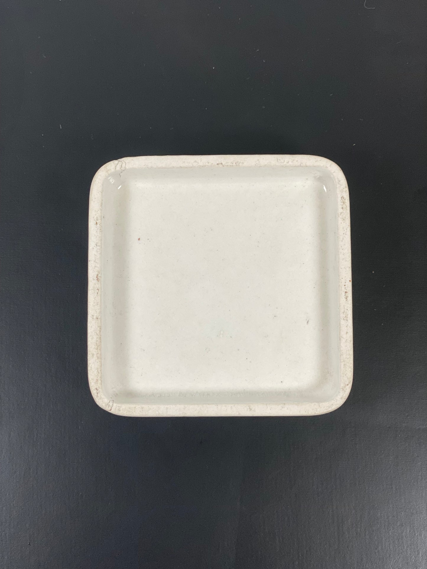 Tapa de bote de pasta de dientes de cereza, estilo victoriano del siglo XIX, con una inusual tapa cuadrada.