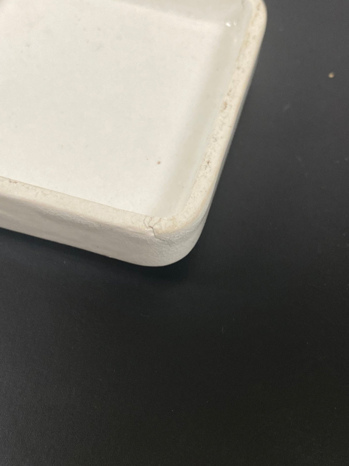 Tapa de bote de pasta de dientes de cereza, estilo victoriano del siglo XIX, con una inusual tapa cuadrada.