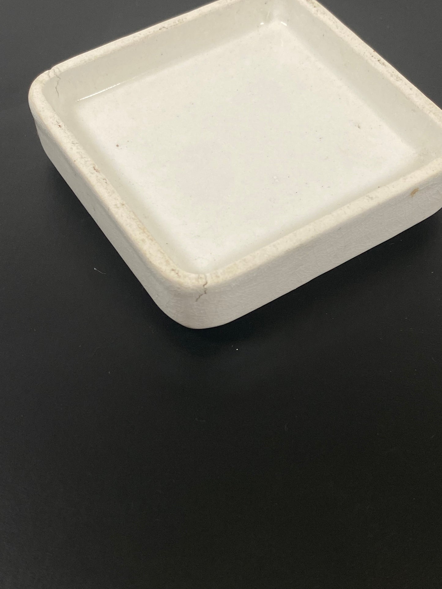 Tapa de bote de pasta de dientes de cereza, estilo victoriano del siglo XIX, con una inusual tapa cuadrada.