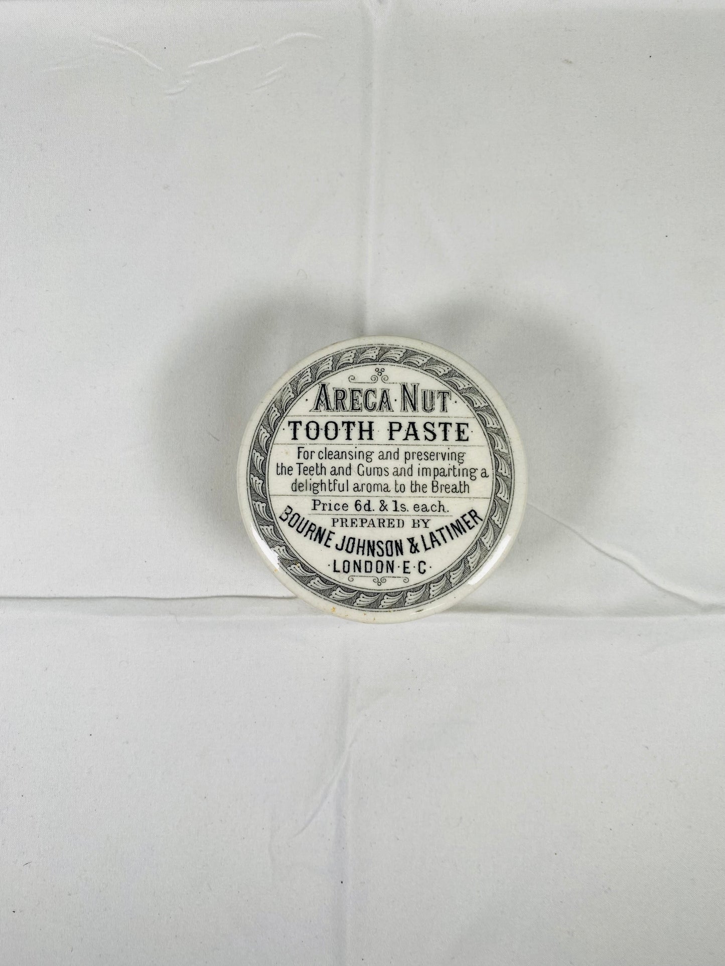 Tapa de bote de pasta de dientes Areca de loza victoriana de mediados a finales del siglo XIX, Bourne Johnson & Latimer