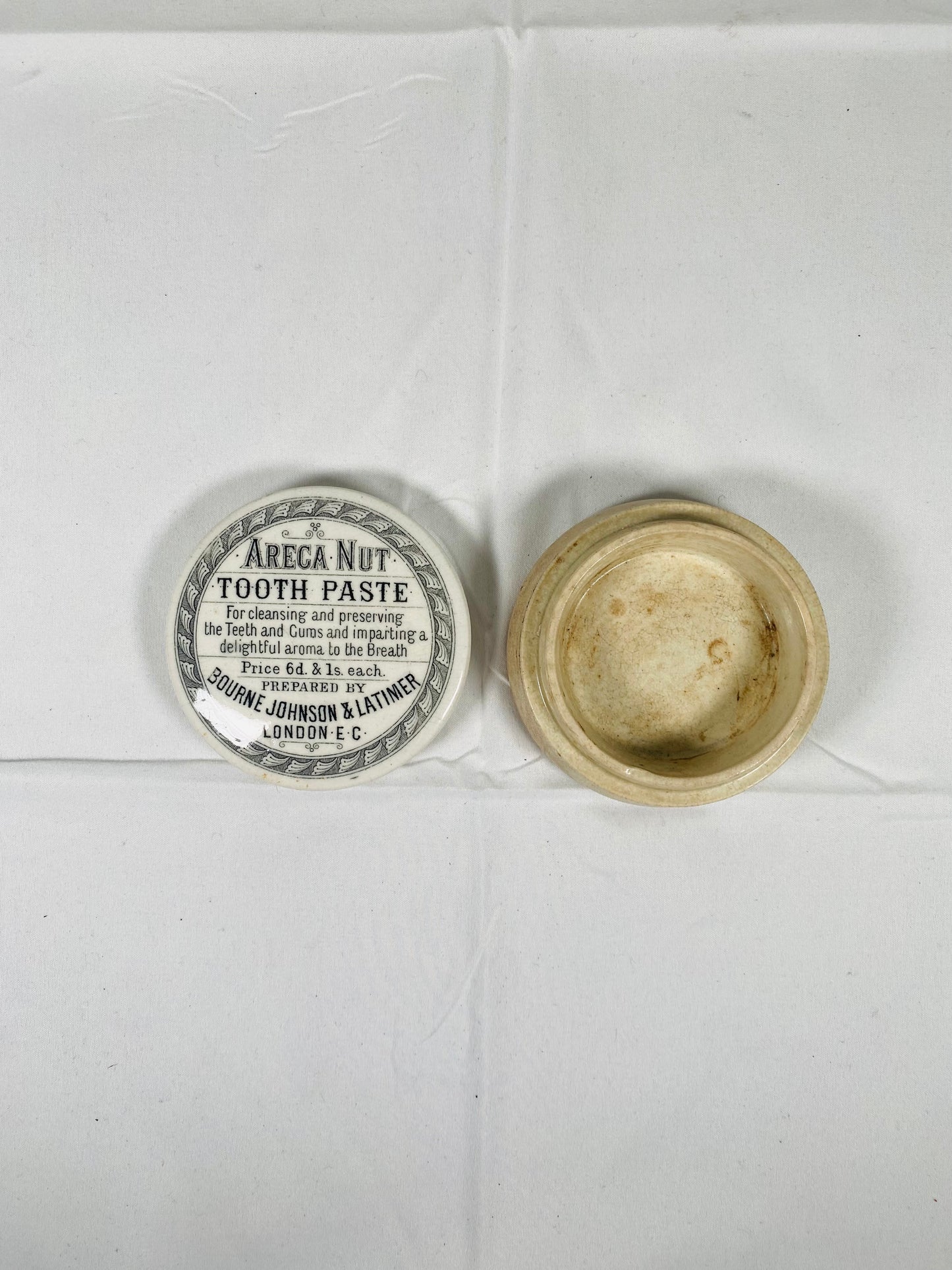 Tapa de bote de pasta de dientes Areca de loza victoriana de mediados a finales del siglo XIX, Bourne Johnson & Latimer