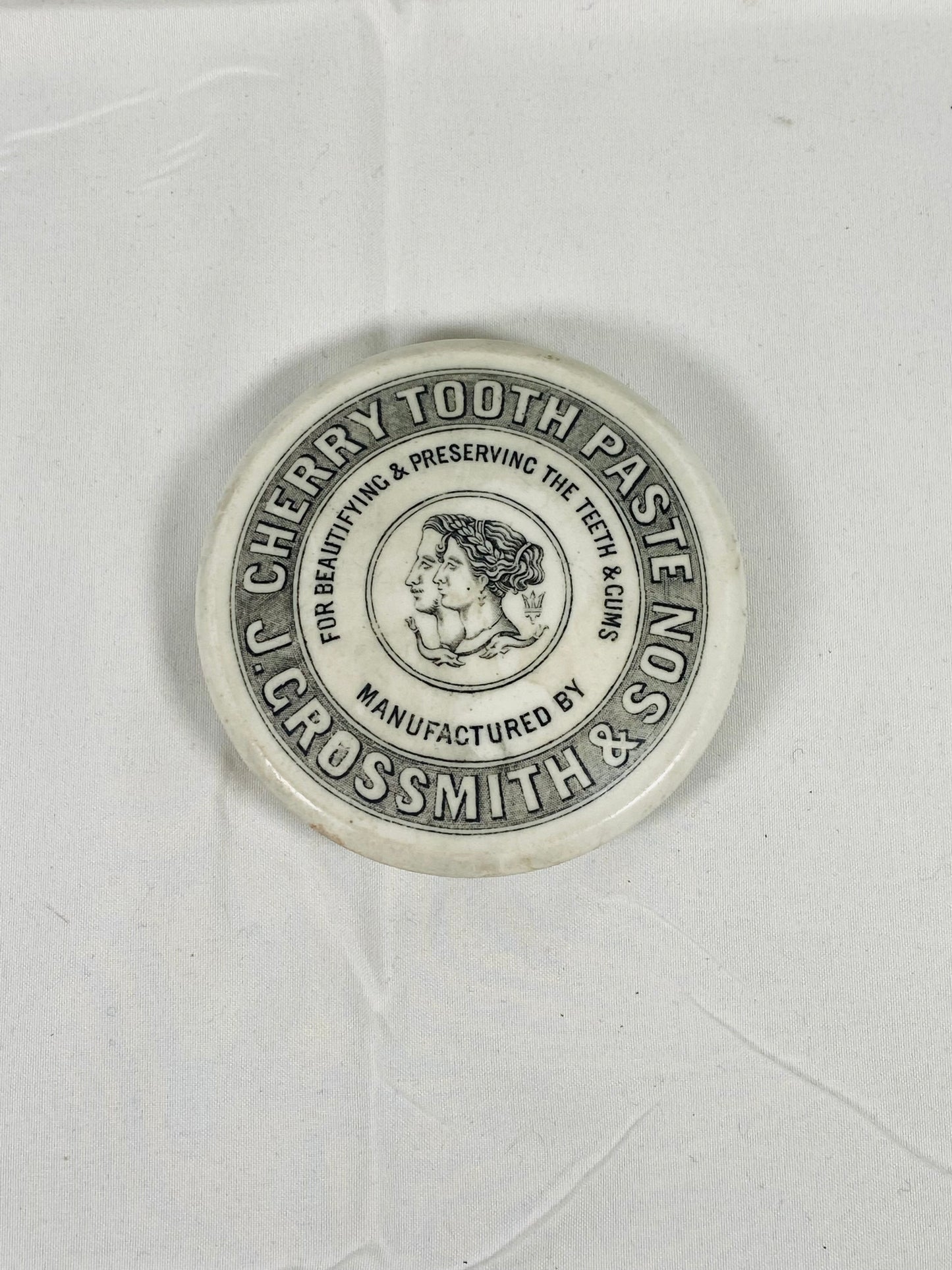 Tapa de bote de pasta de dientes de cereza, de loza victoriana de mediados a finales del siglo XIX, J Grossmith & Son