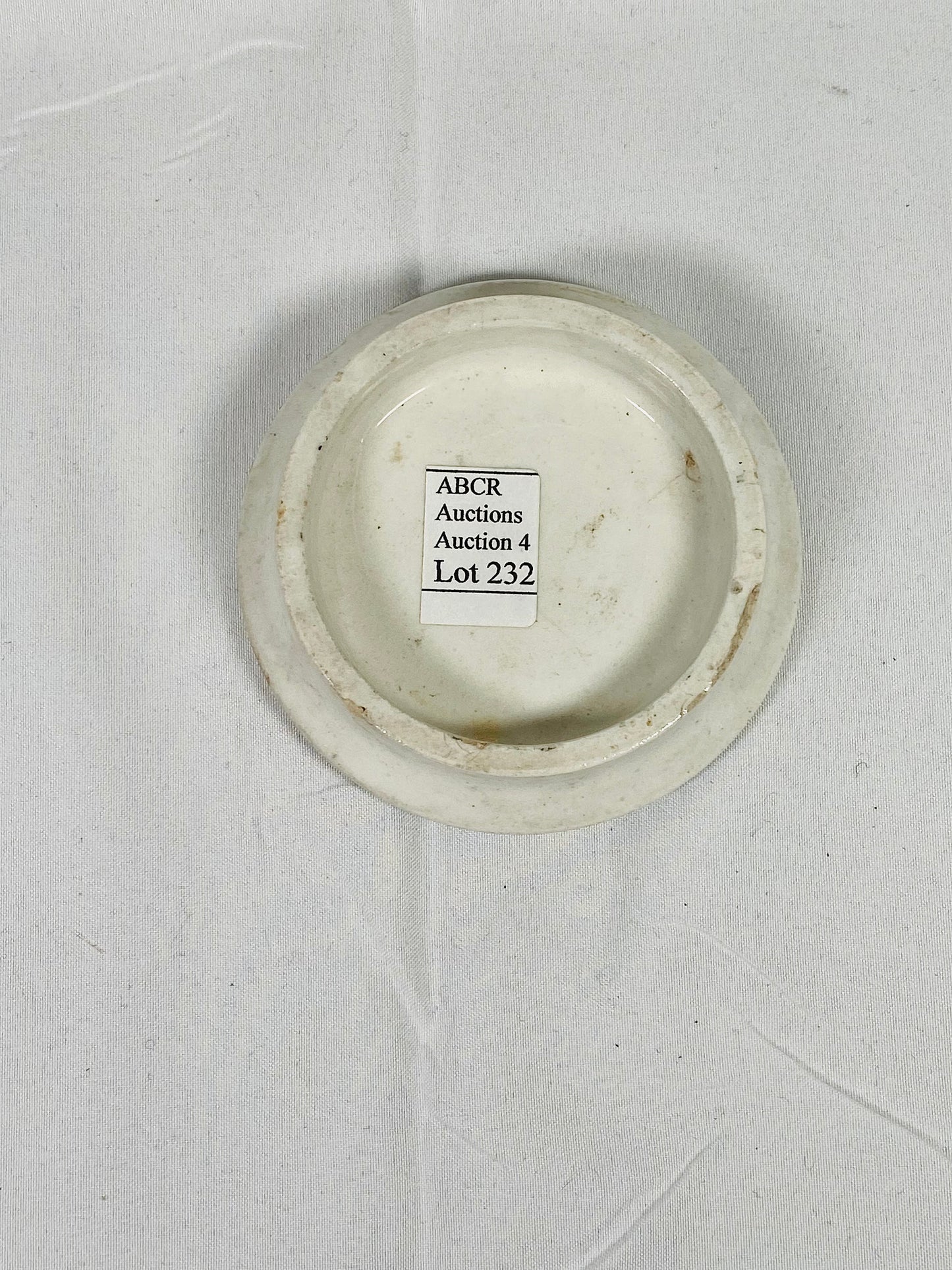 Tapa de bote de pasta de dientes de cereza, de loza victoriana de mediados a finales del siglo XIX, J Grossmith & Son